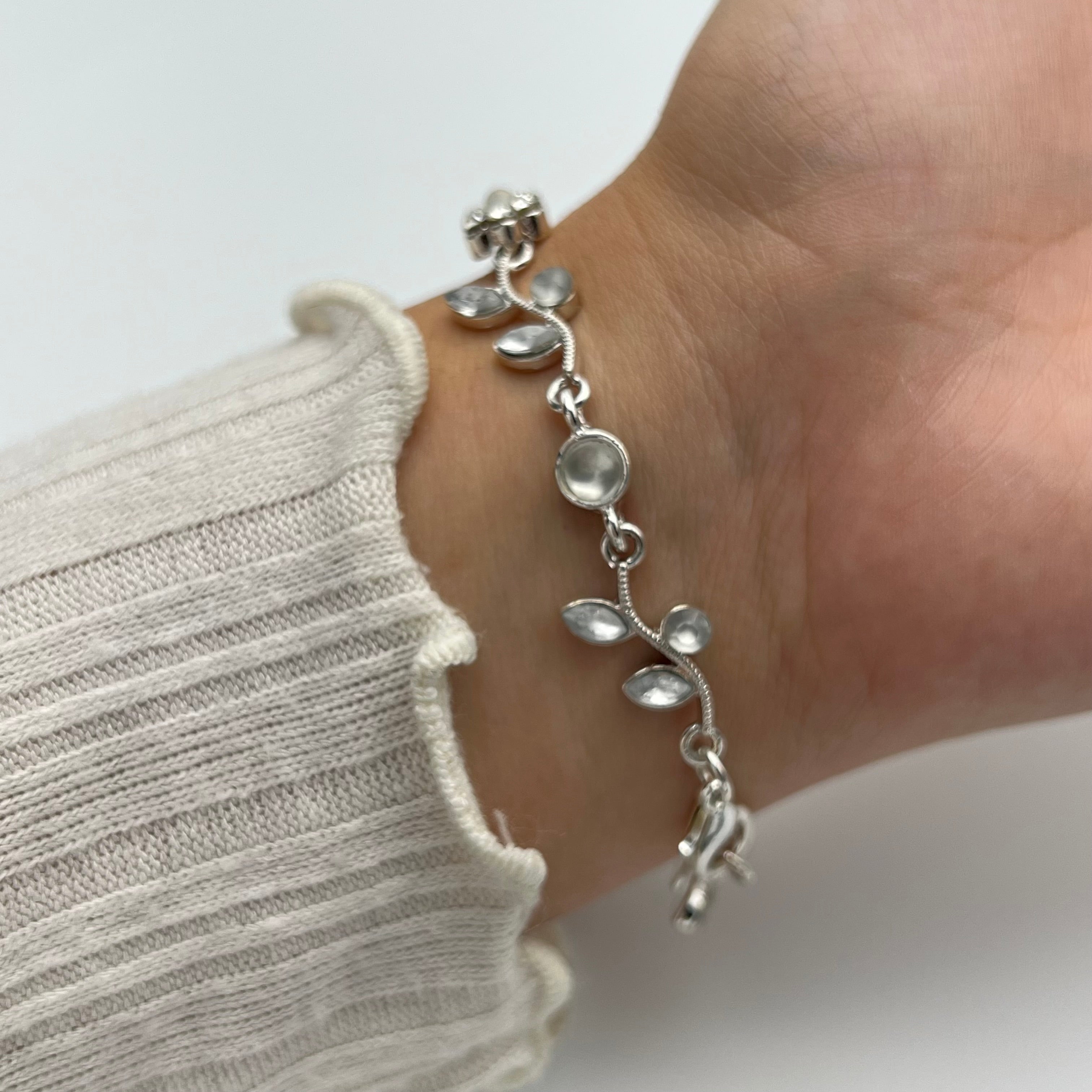 🤍 Silver-Toned Flower Bracelet