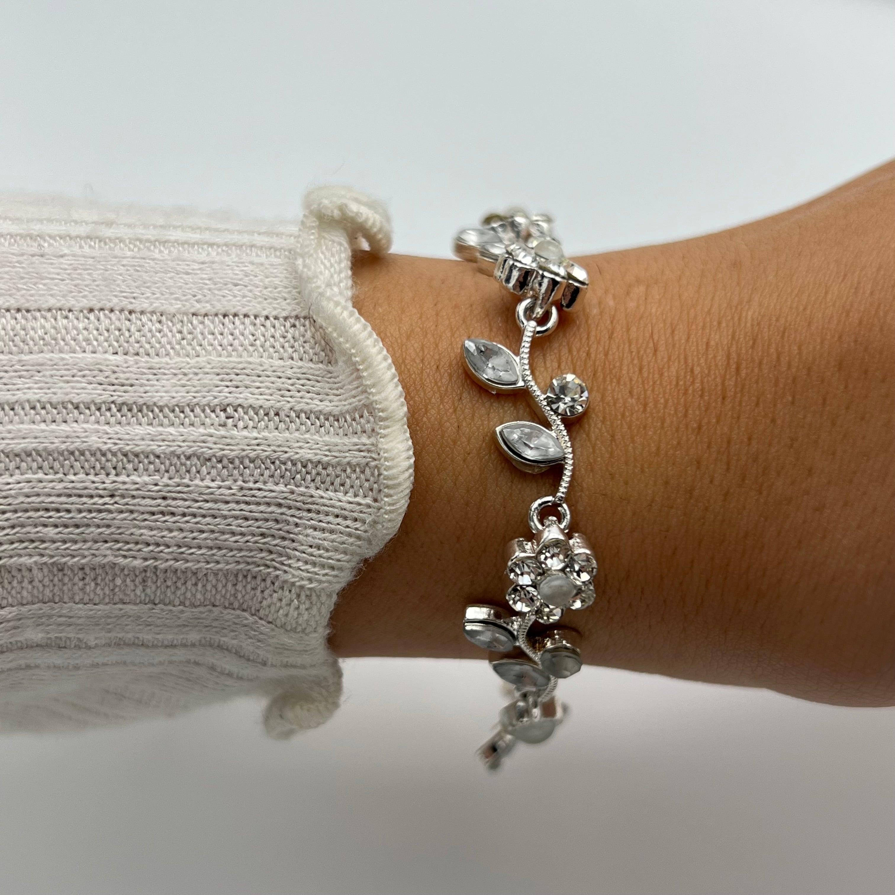 🤍 Silver-Toned Flower Bracelet