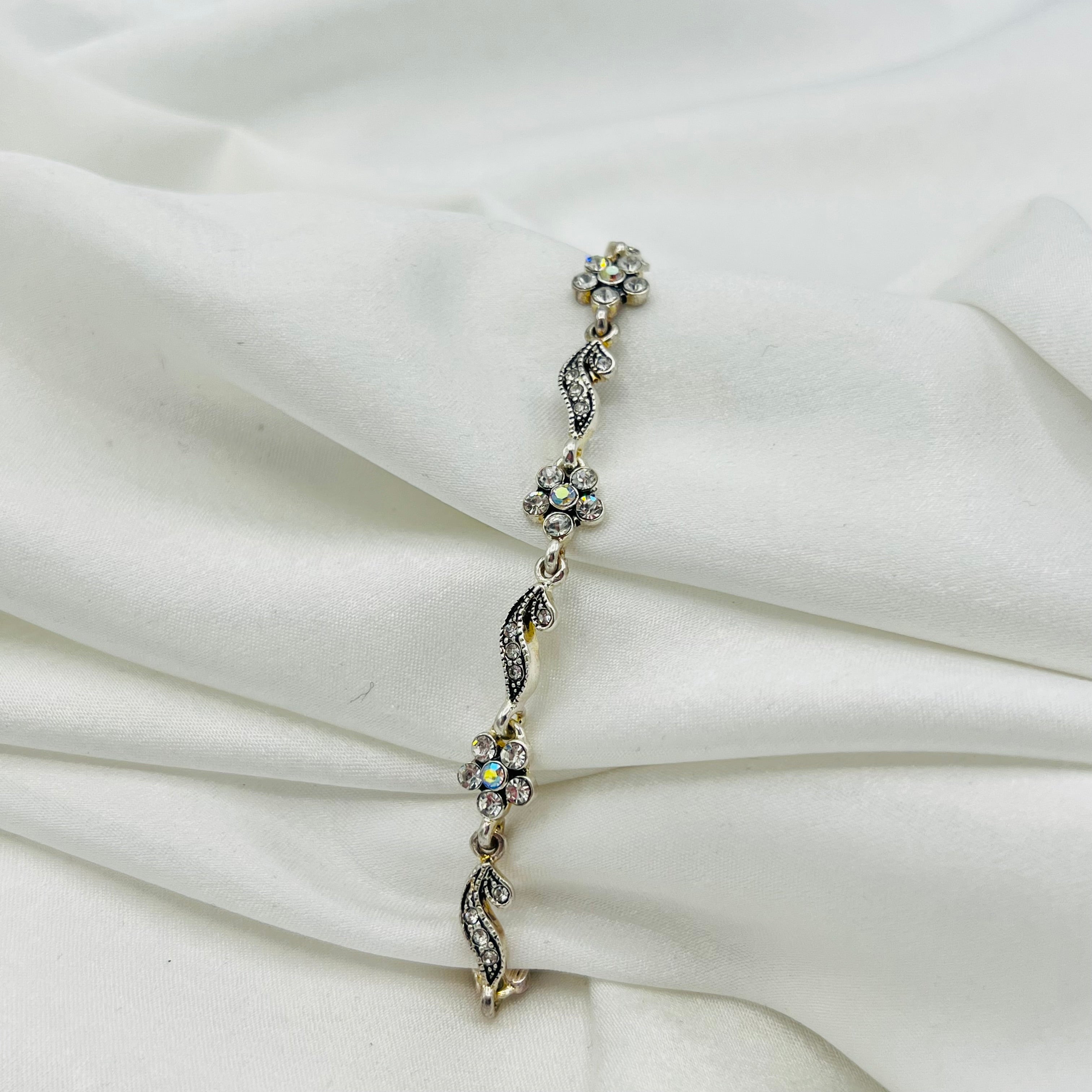 🌸 Silver-Toned Flower Bracelet