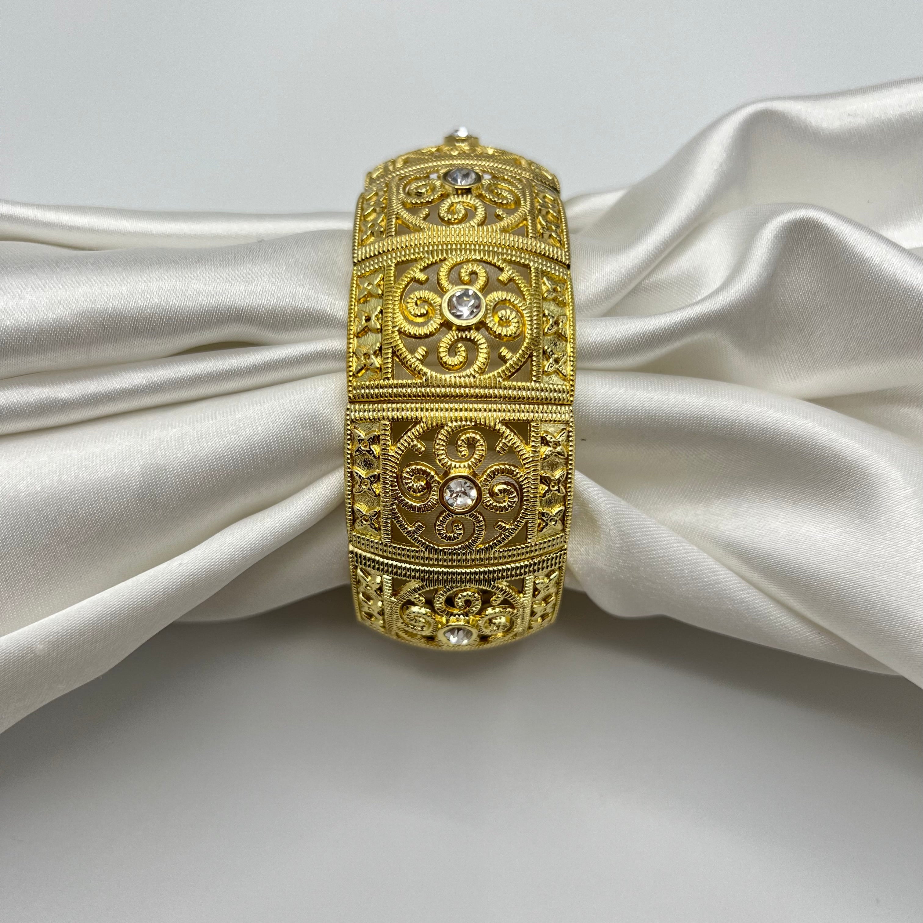 💛 Gold-Toned Watch with Intricate Detailing