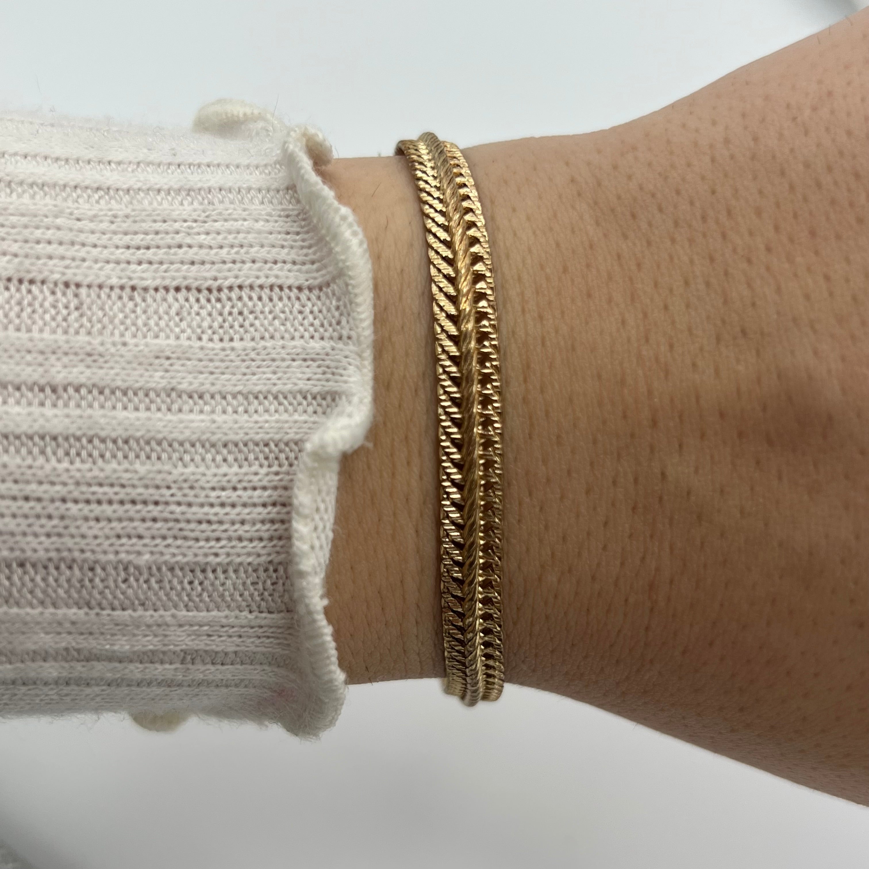 💫 Cute Gold-Toned Bracelet