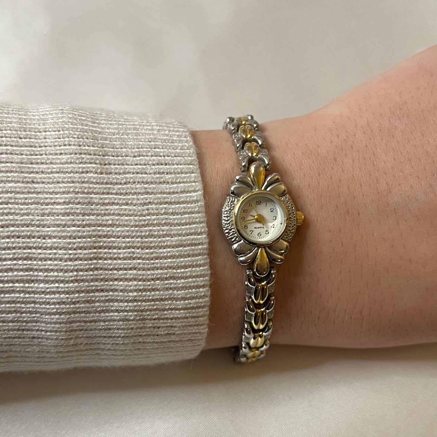 💛🤍 Two-Toned Detailed Face Watch