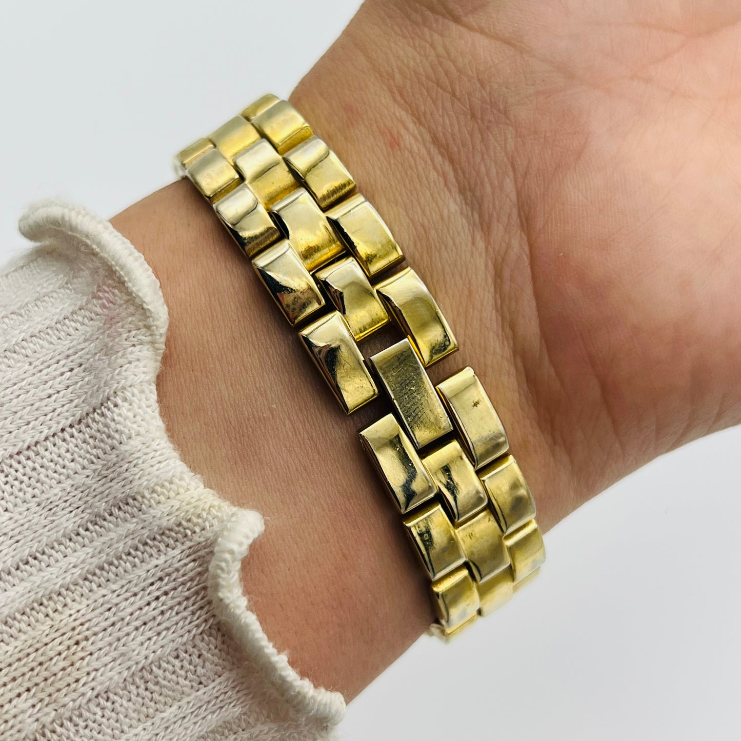 💛 Gold-Toned Watch with Monogram “G” Dial