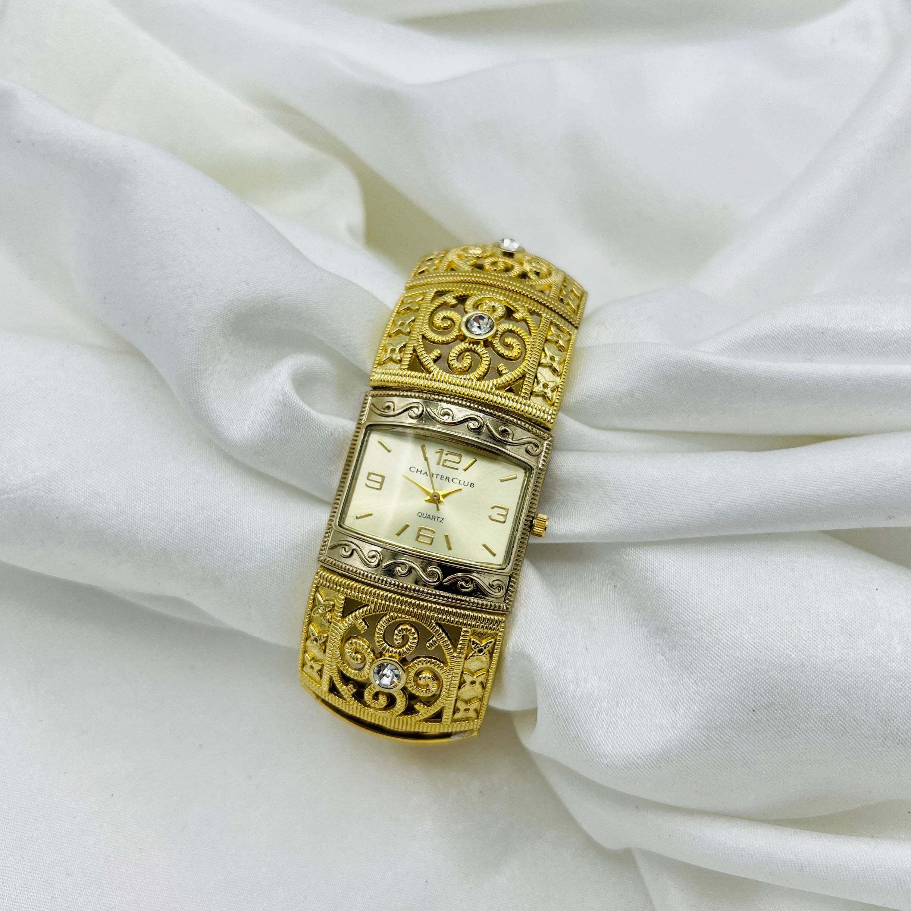 💛 Gold-Toned Watch with Intricate Detailing