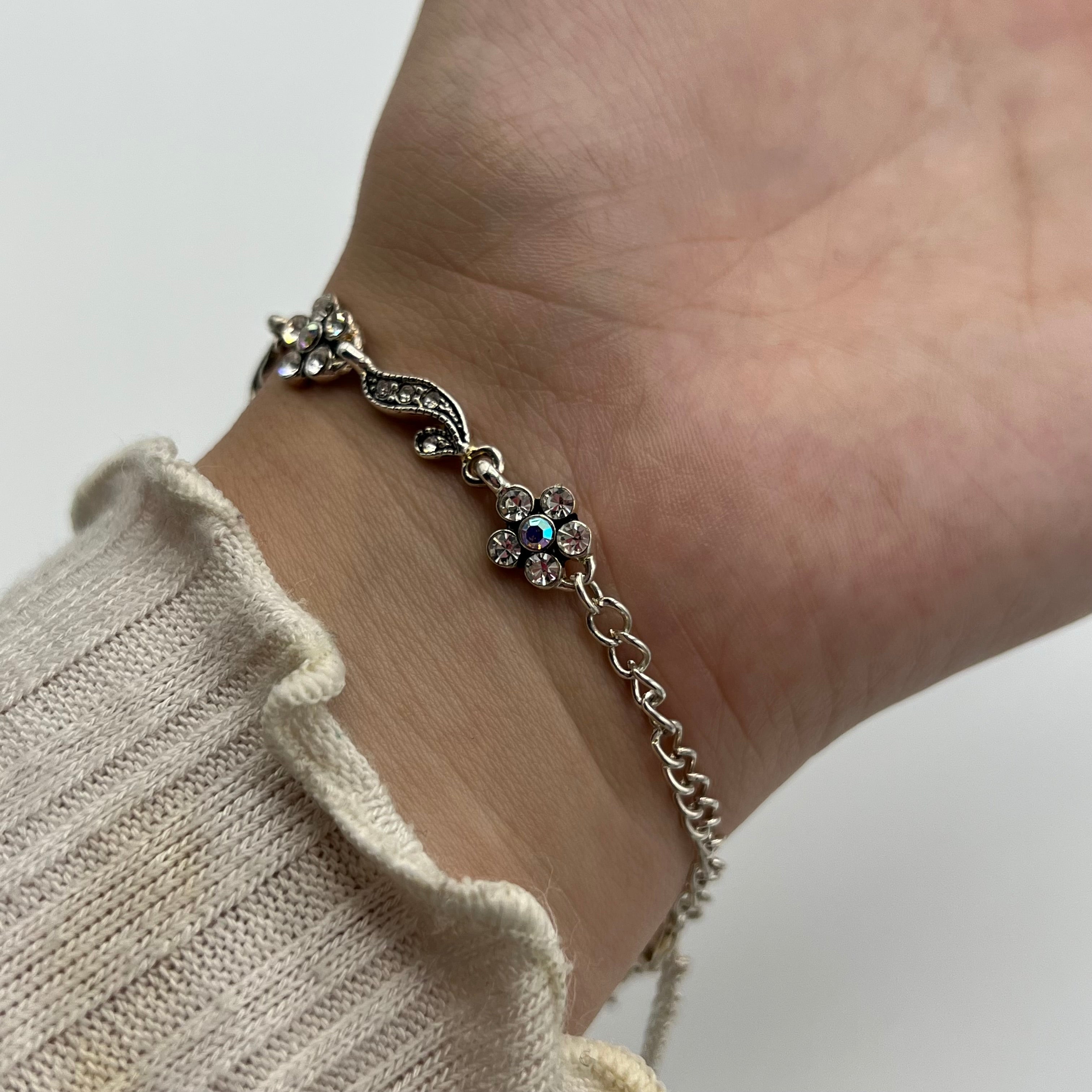 🌸 Silver-Toned Flower Bracelet