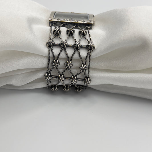 🩶🌸 Silver-Toned Watch with Flower Detailed Strap