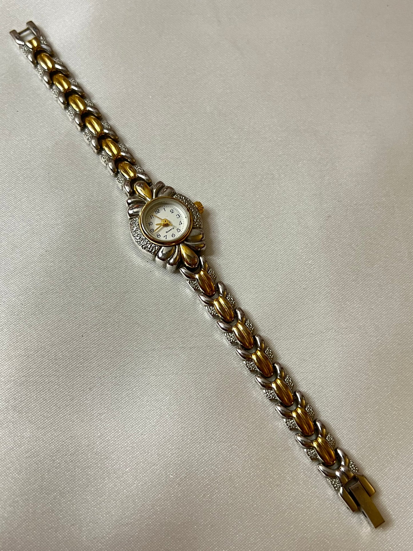 💛🤍 Two-Toned Detailed Face Watch