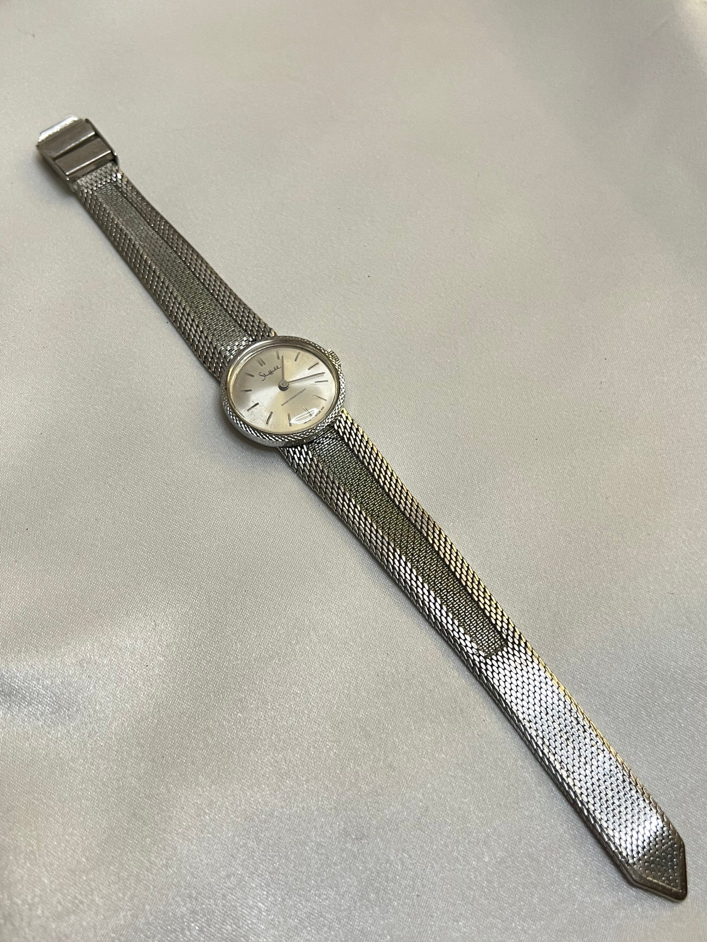 Silver-Toned Vintage Round Face Watch