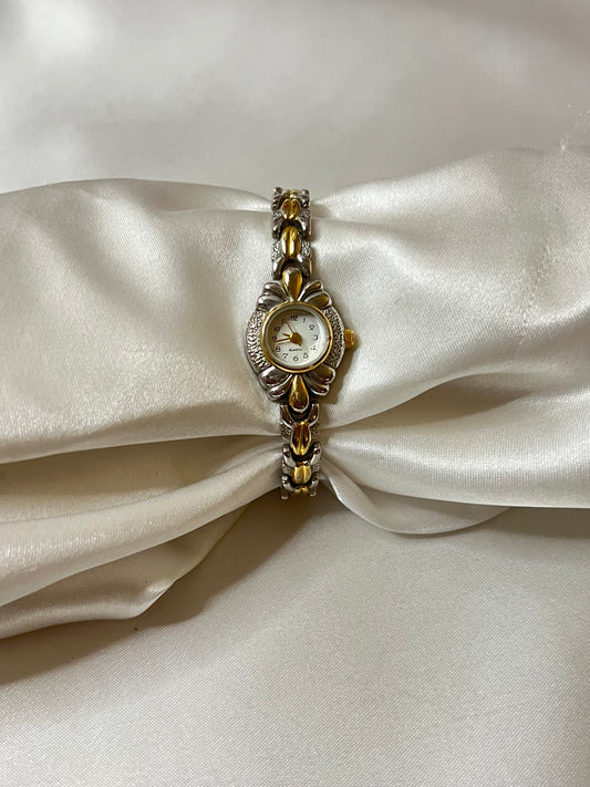 💛🤍 Two-Toned Detailed Face Watch