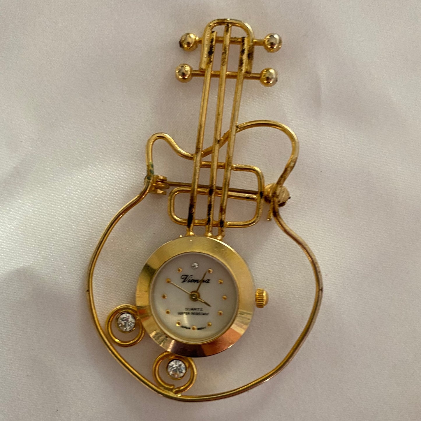 🎸 Guitar Watch Brooch