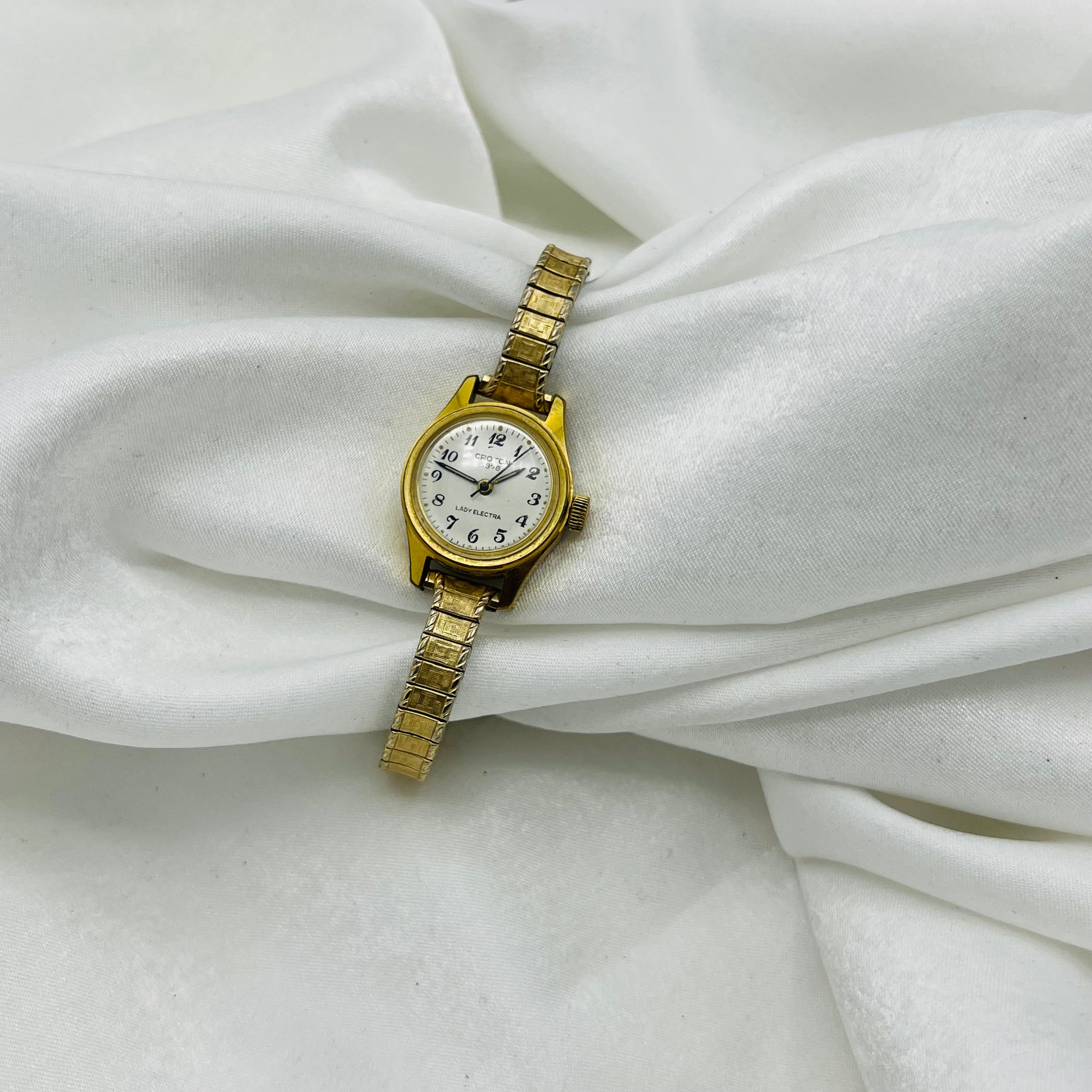 💛 Dainty Gold Vintage Expansion Watch