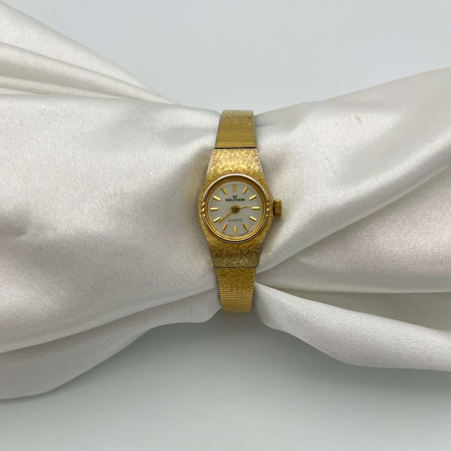 💛 Gold Round Face Watch