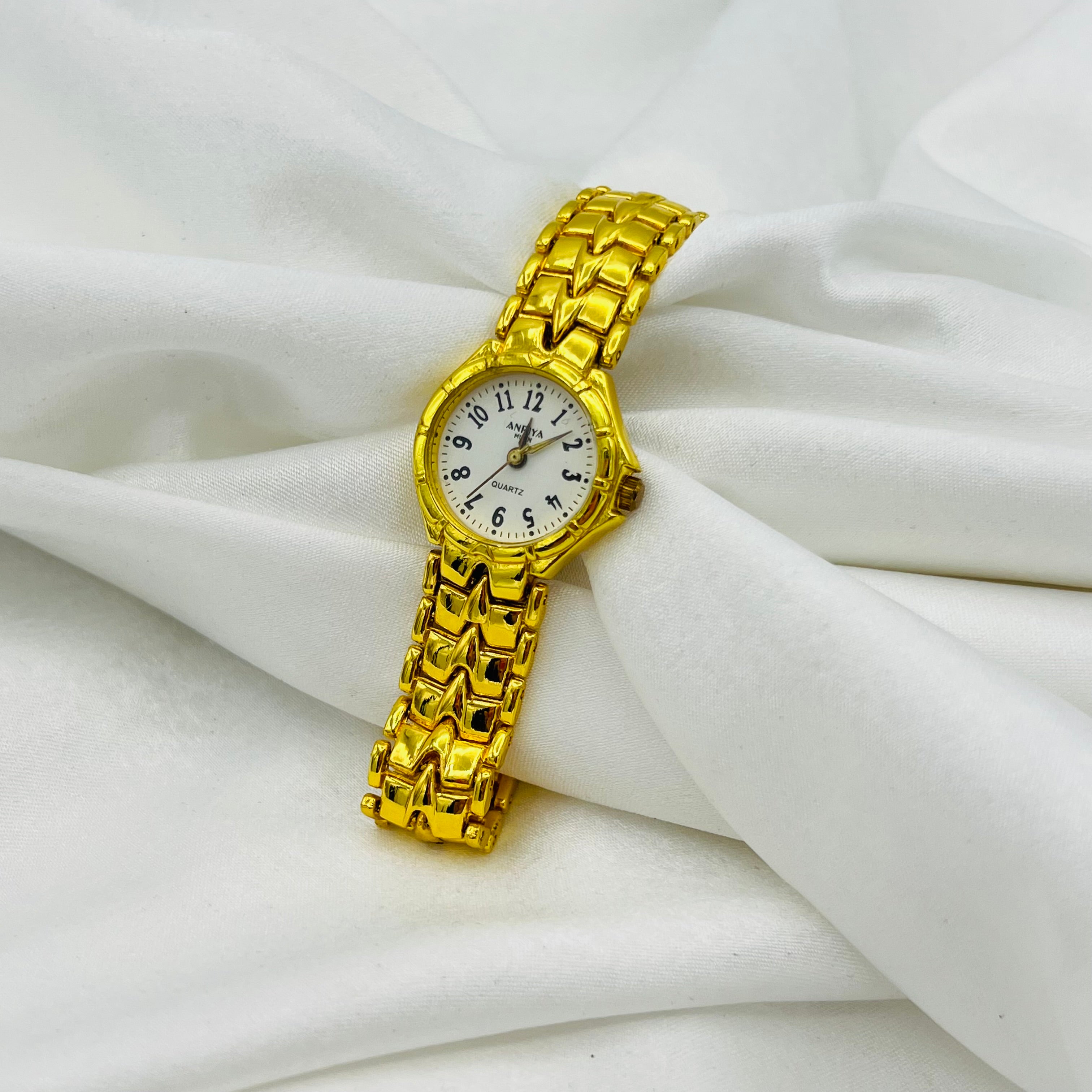 💛 Classic Gold-Toned Watch