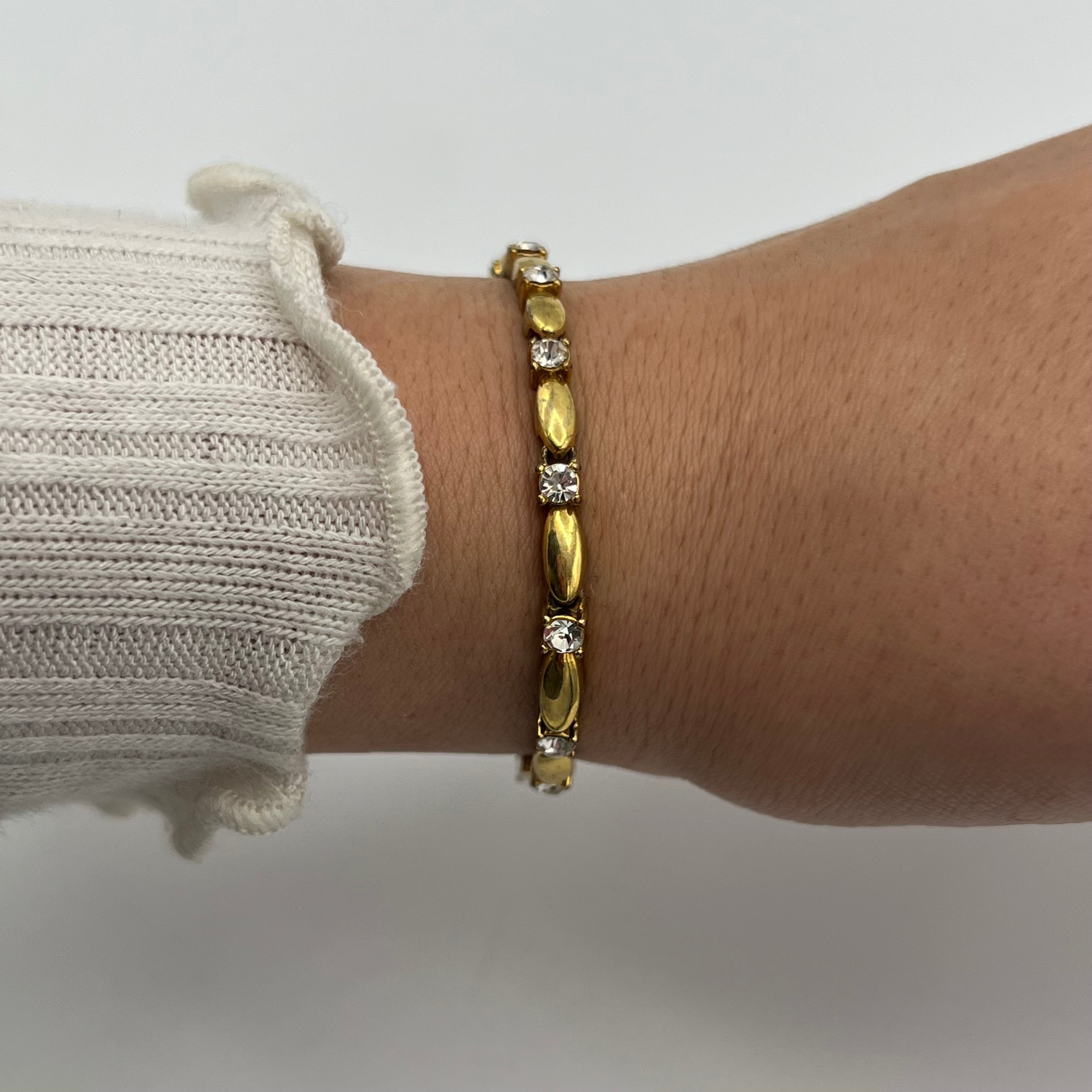 💎 Unique Gold-Toned Bracelet