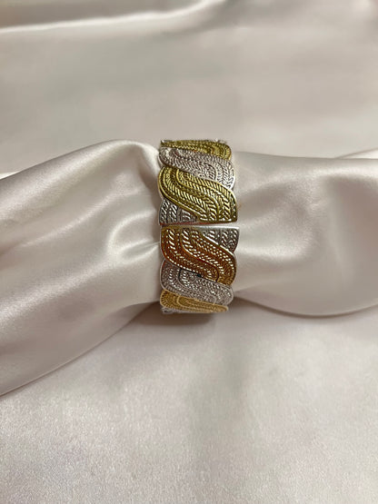 💛🤍 Two-Toned Detailed Cuff Watch