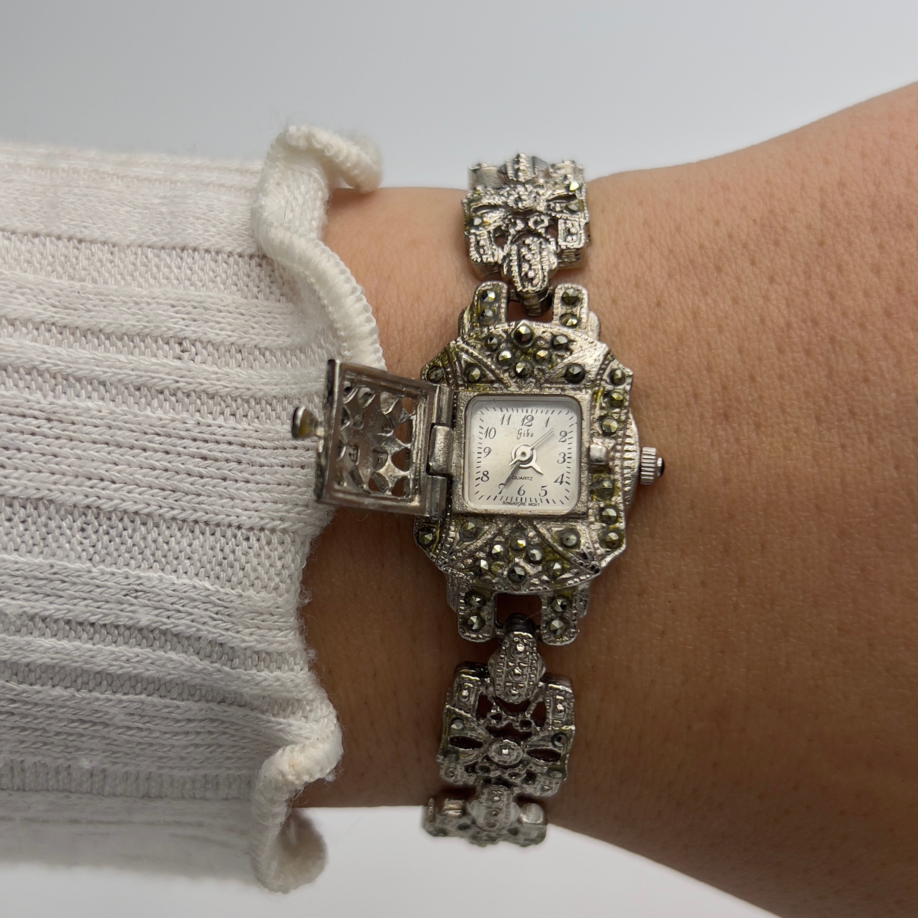 🩶 Silver-Toned Art Deco Peek-a-boo Watch