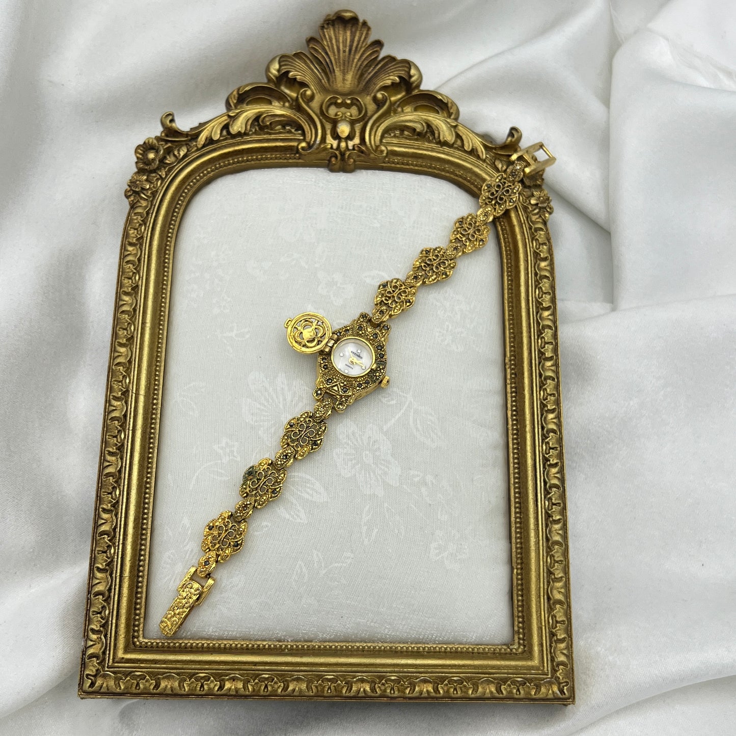 Elegant Art Deco Gold Tone Peek a Boo Watch