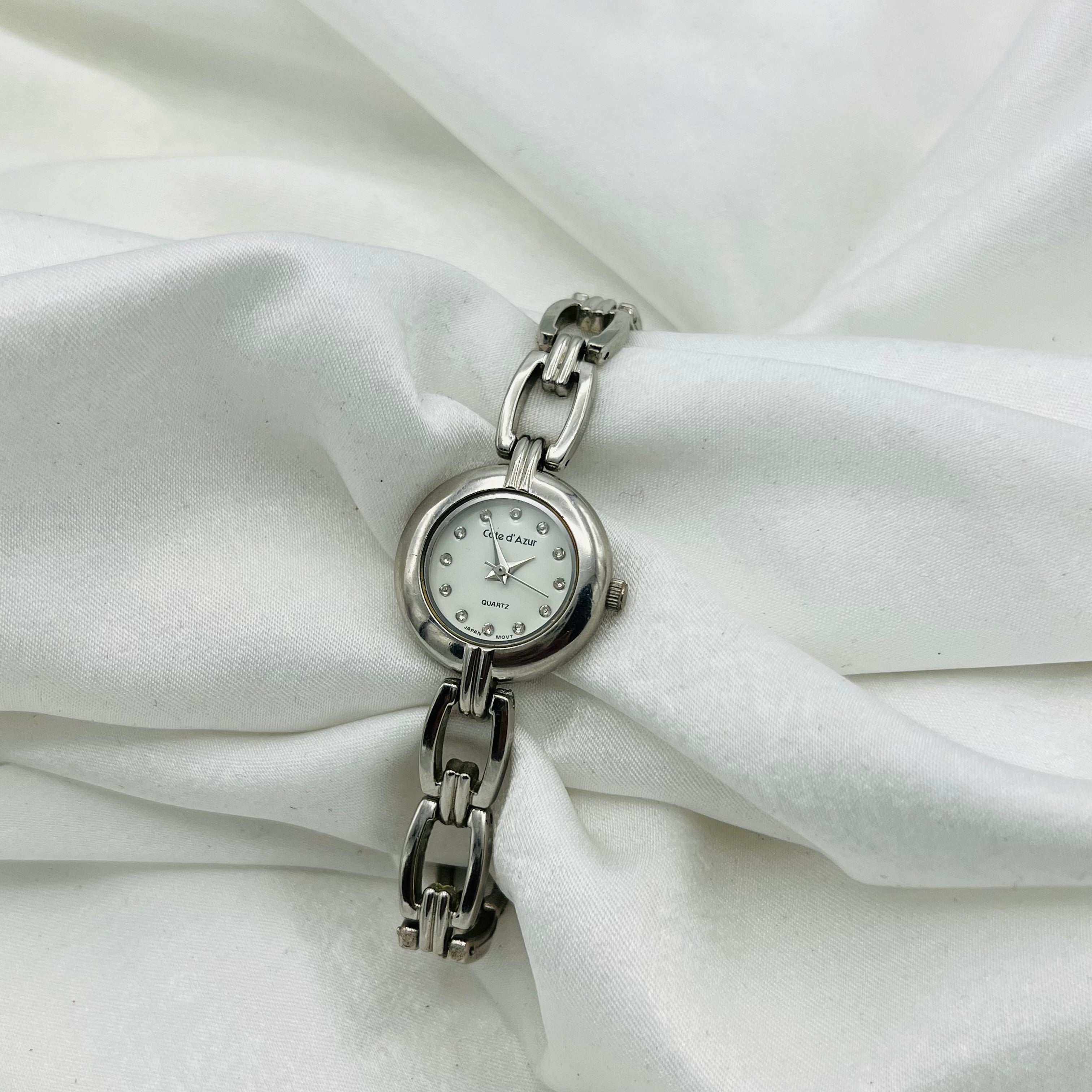 🩶 Silver-Toned Watch with Round Dial