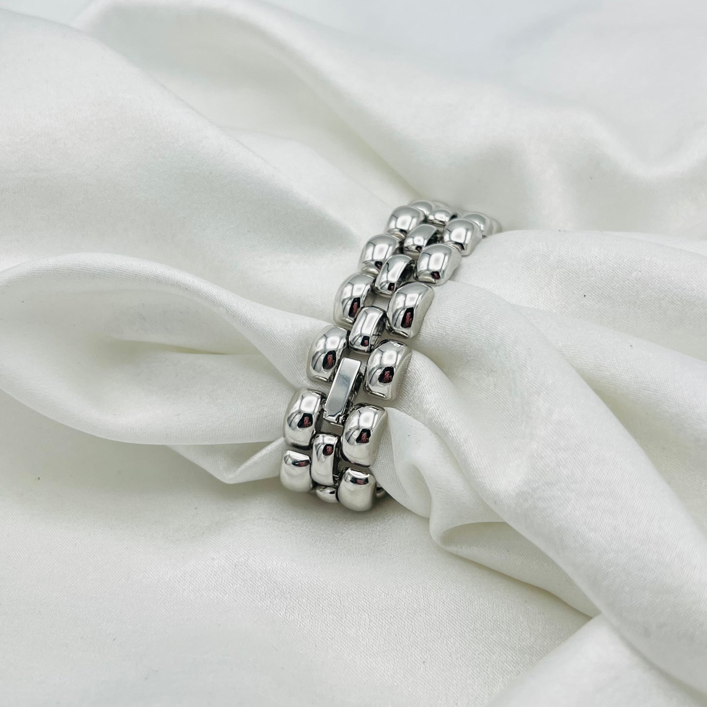 🩶 Silver-Toned Watch with Mother of Pearl Dial