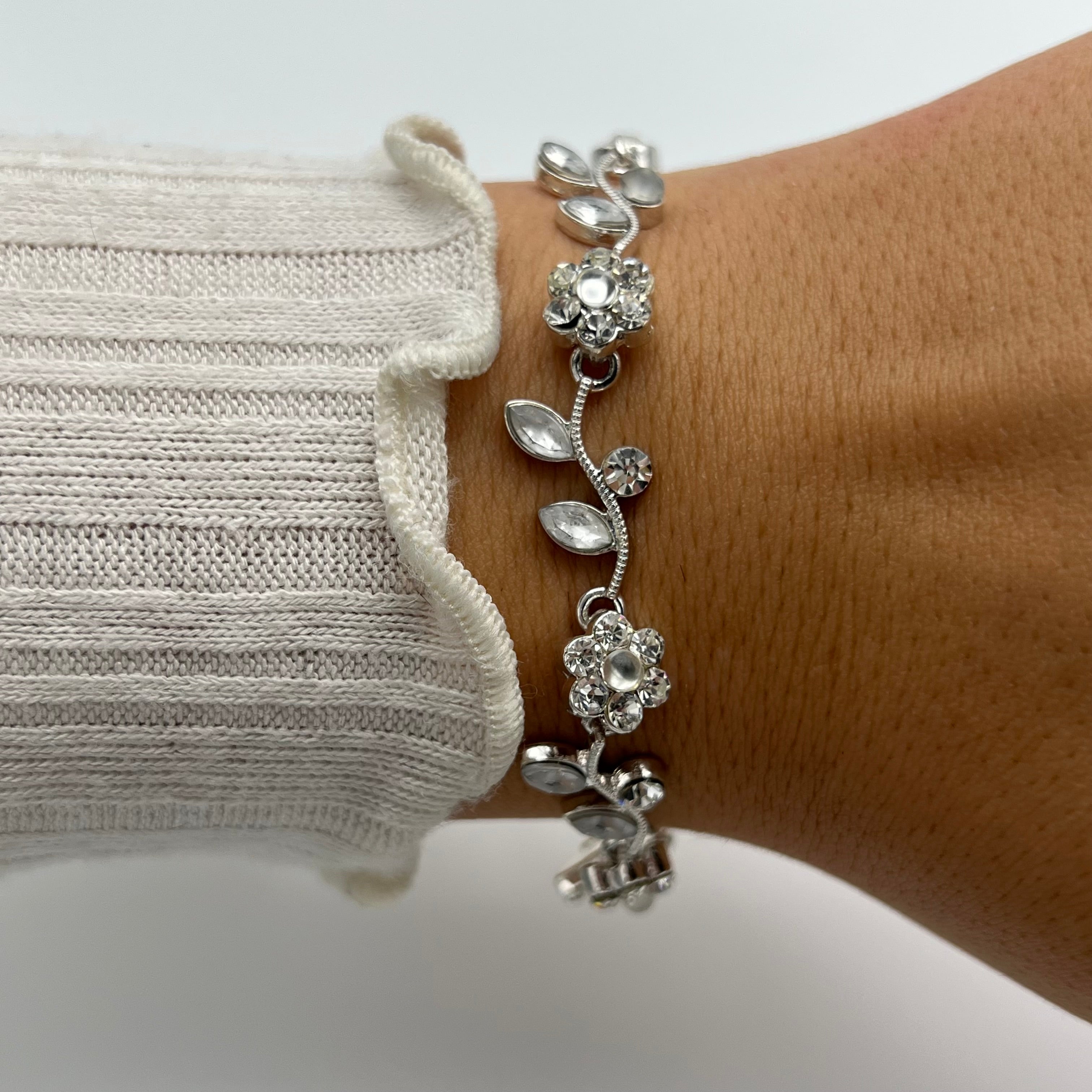 🤍 Silver-Toned Flower Bracelet