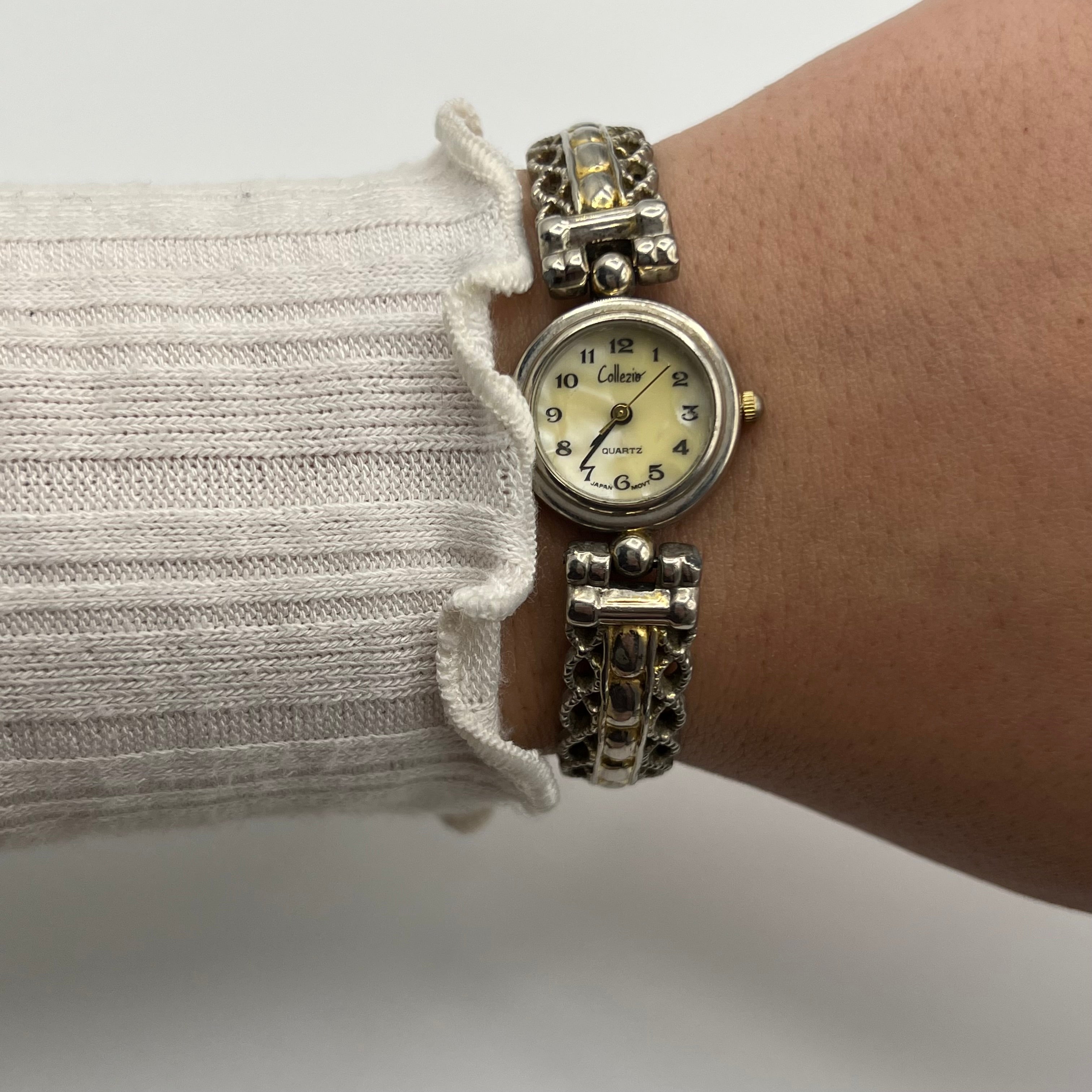 💛 Gold-Toned Watch with Cute Strap