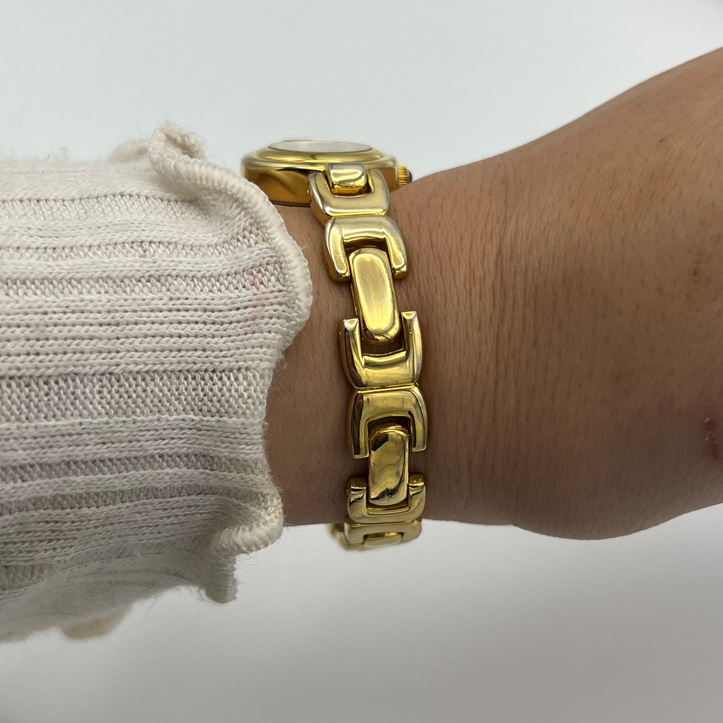 💛 Classic Gold-Toned Watch