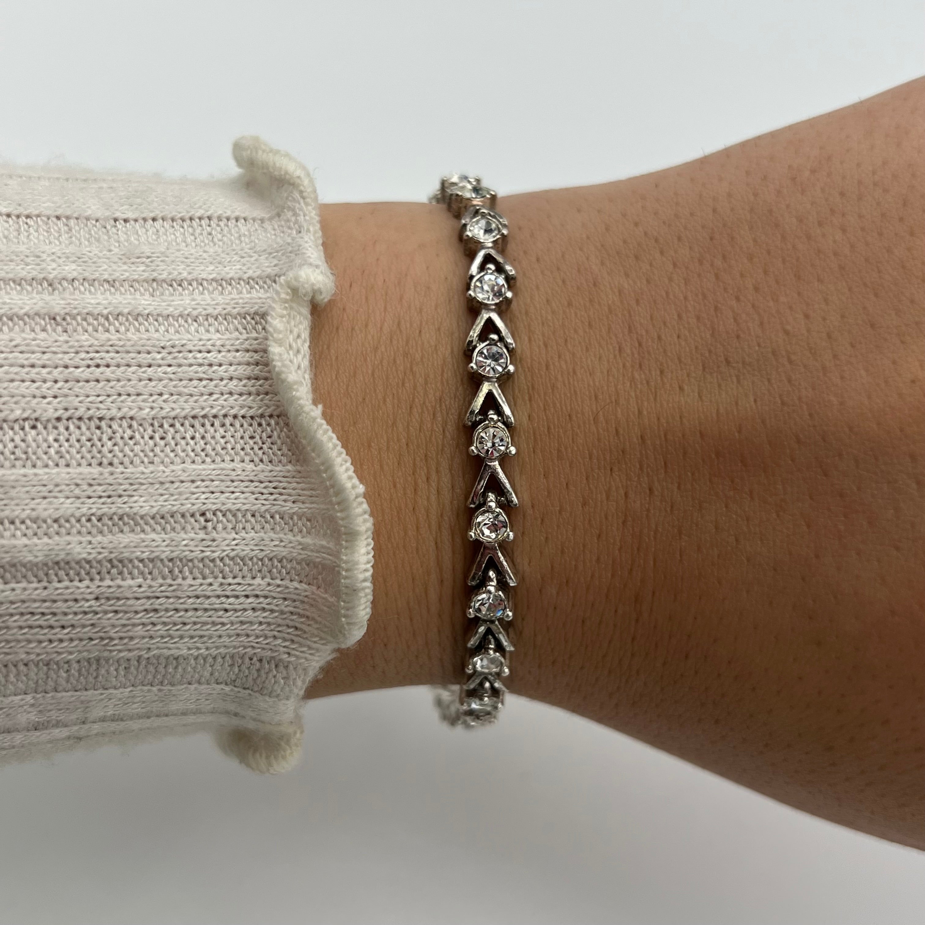 🩶 Silver-Toned Diamanté Bracelet