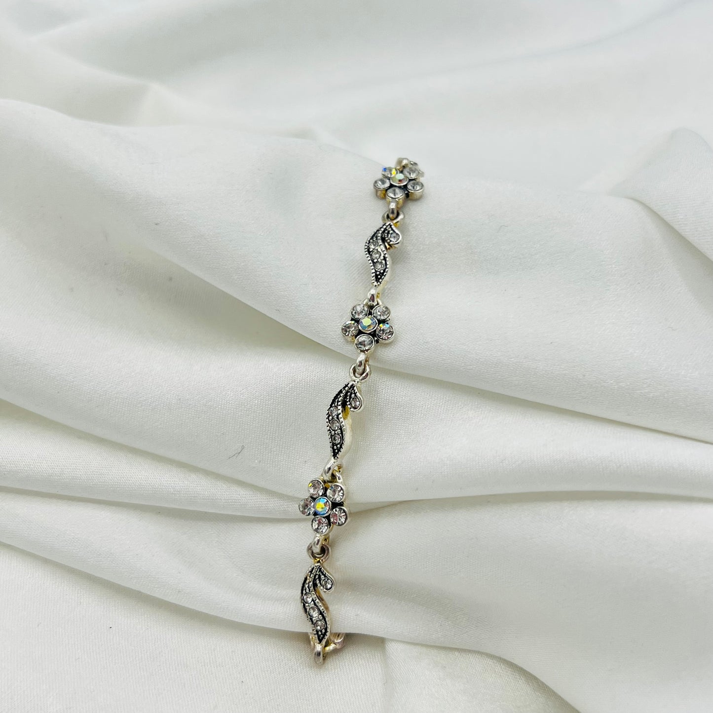 🌸 Silver-Toned Flower Bracelet