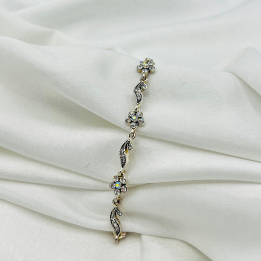 🌸 Silver-Toned Flower Bracelet