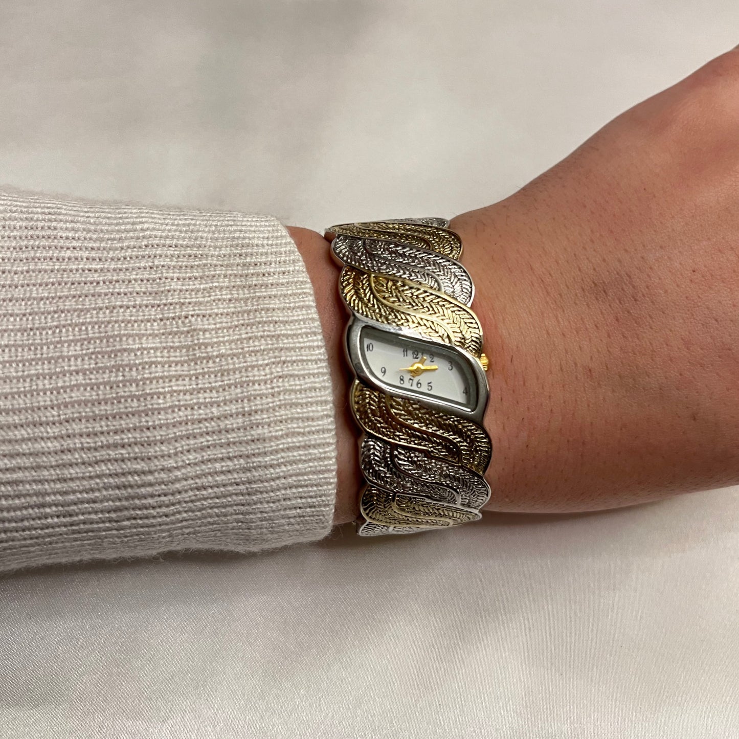 💛🤍 Two-Toned Detailed Cuff Watch