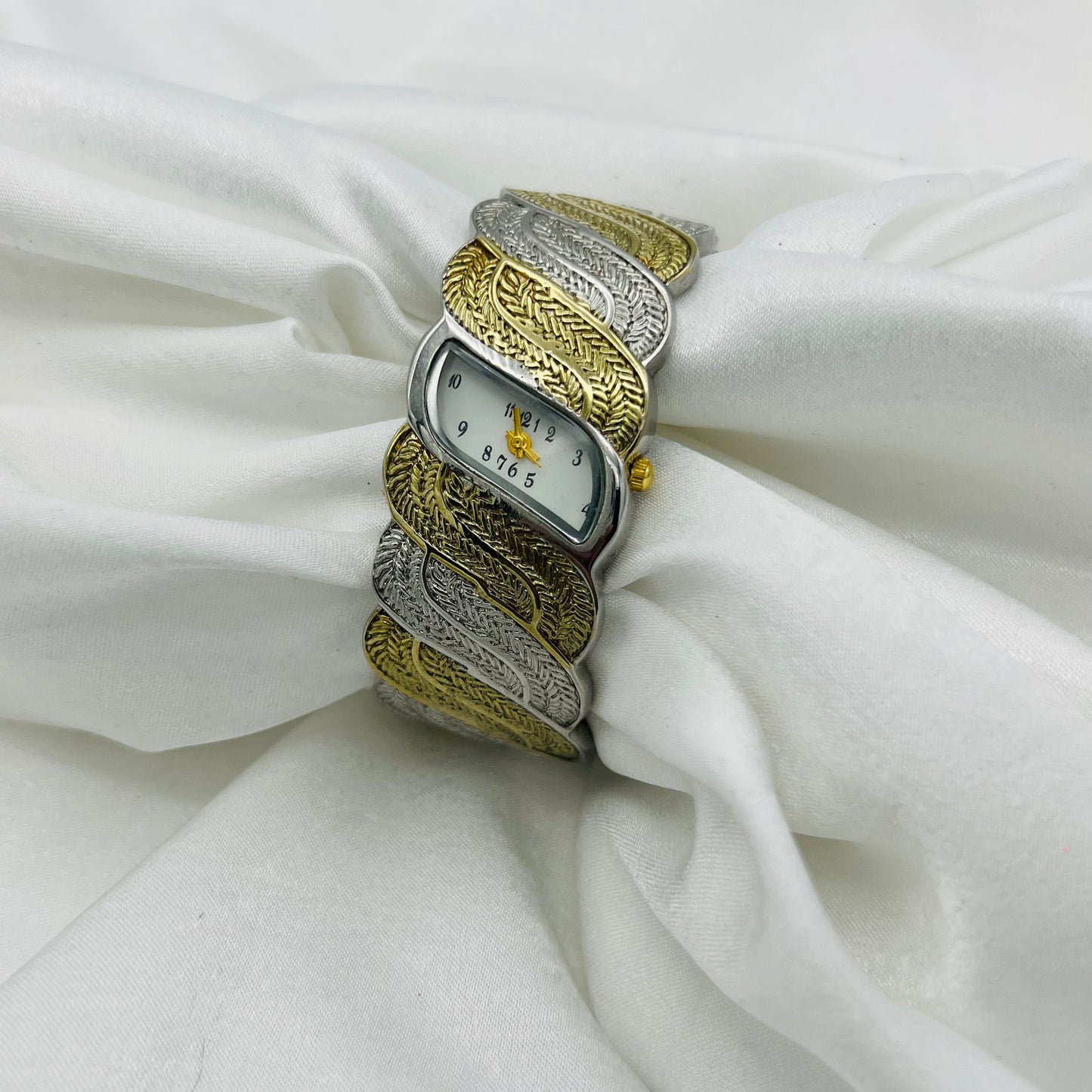 💛🤍 Two-Toned Detailed Cuff Watch