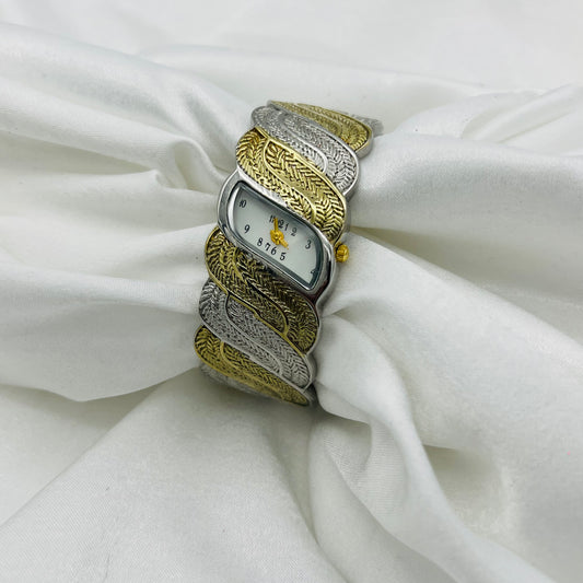 💛🤍 Two-Toned Detailed Cuff Watch