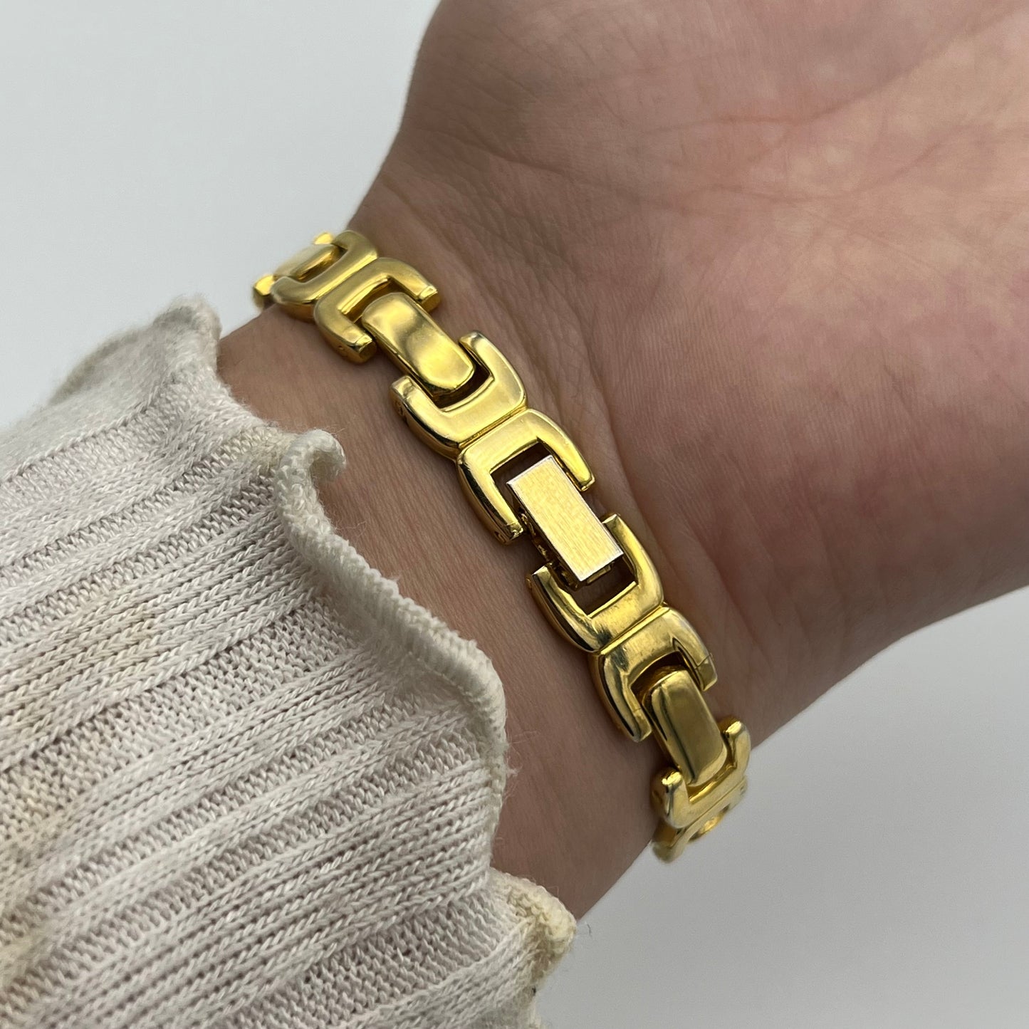 💛 Classic Gold-Toned Watch