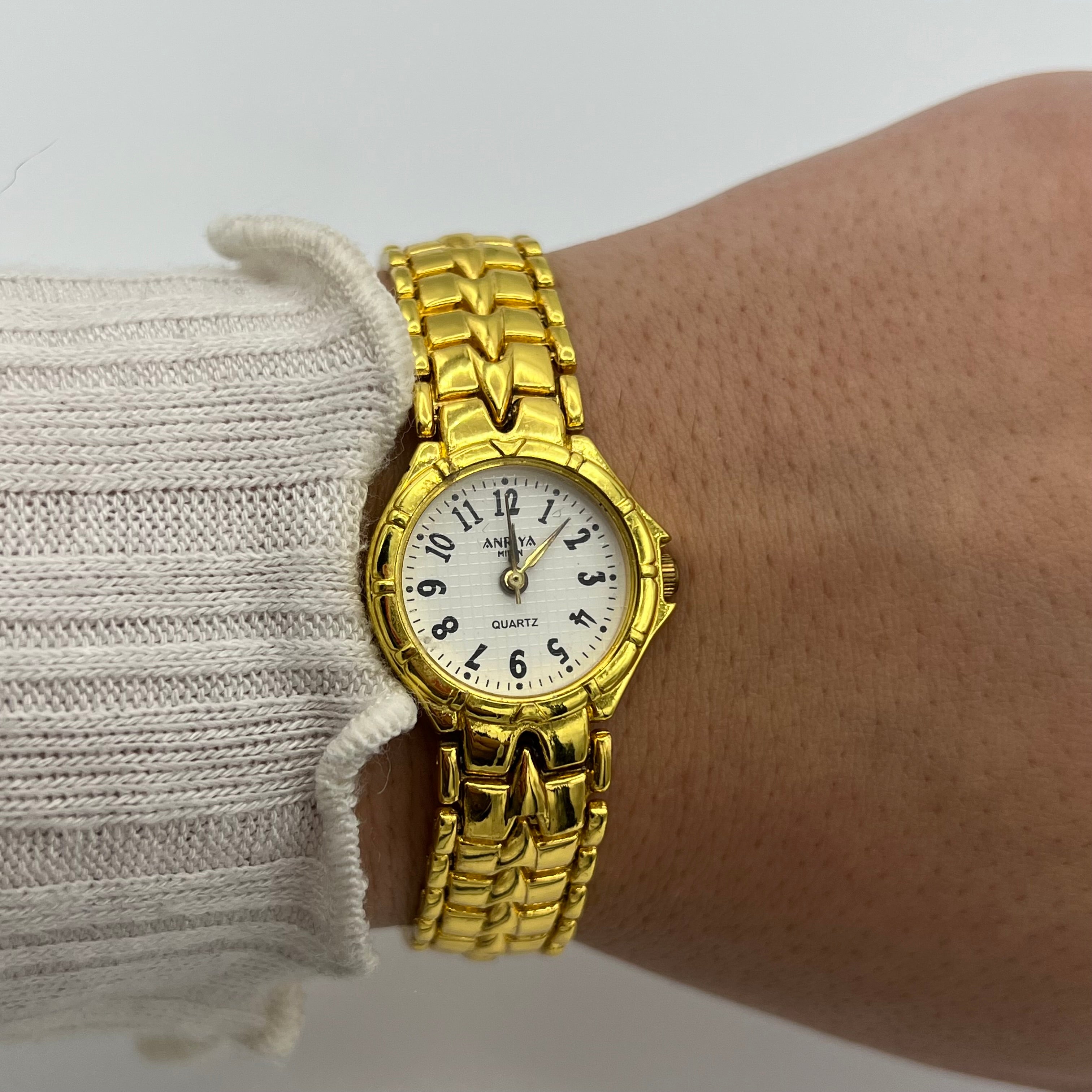 💛 Classic Gold-Toned Watch