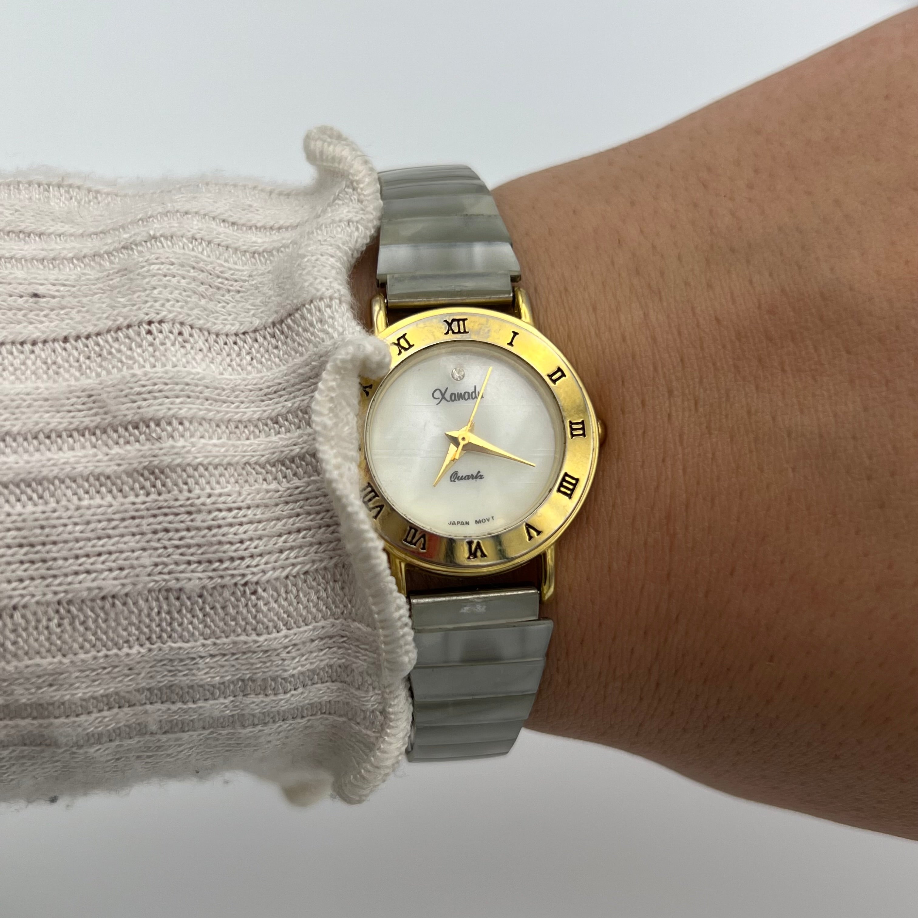 🤍 Gold-Toned Shell Watch