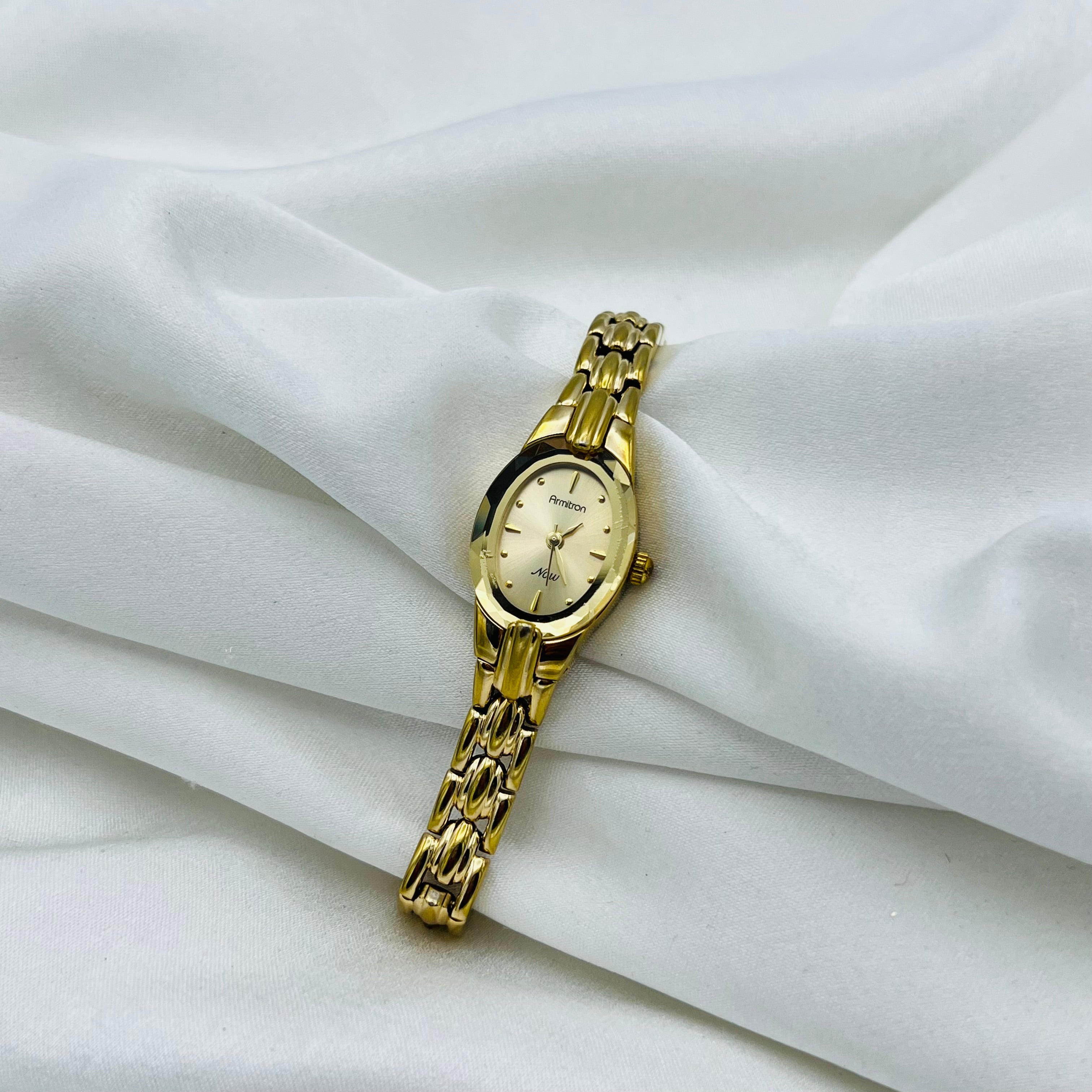 💛 Gold-Toned Watch