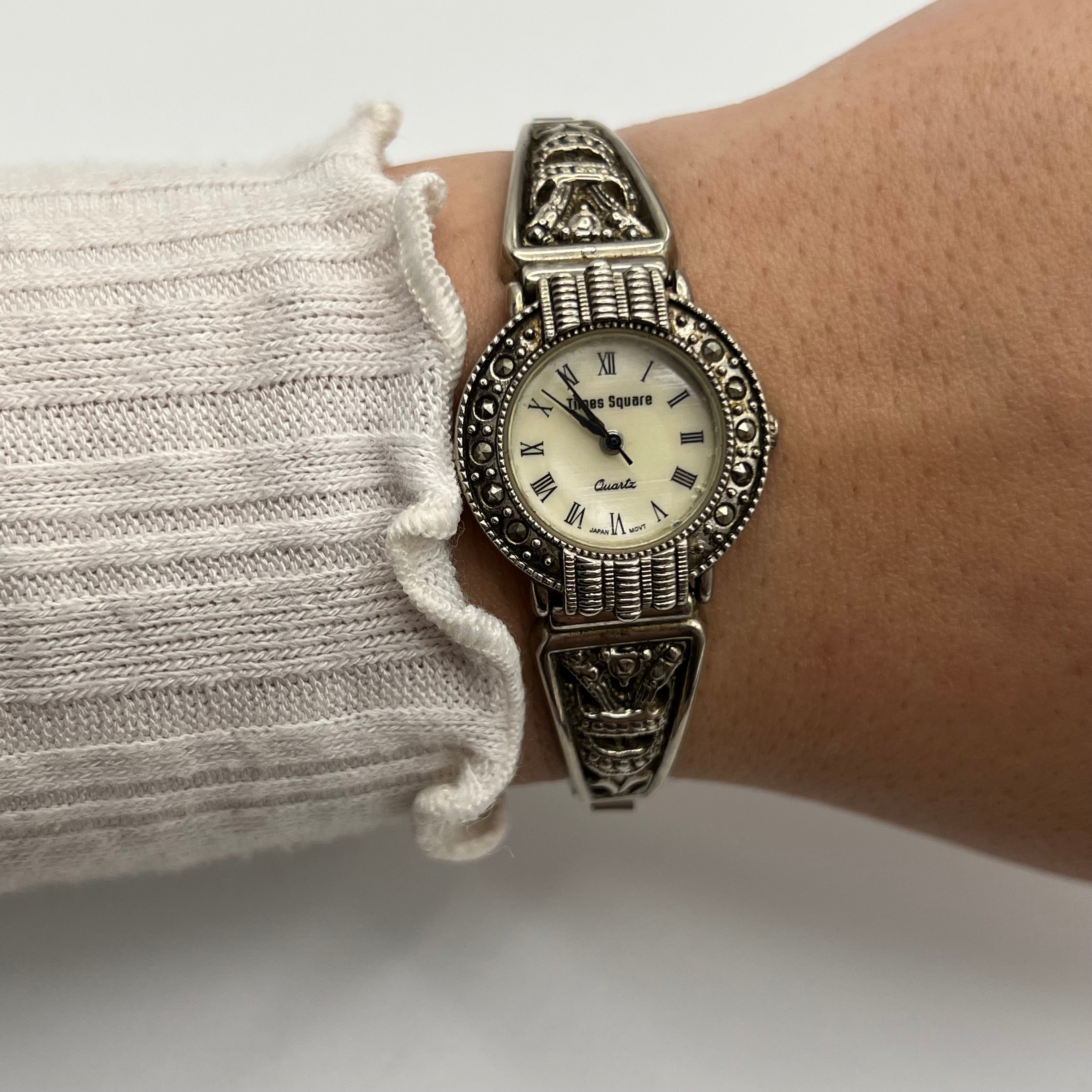 🩶 Silver-Toned Art Deco Stretch Watch