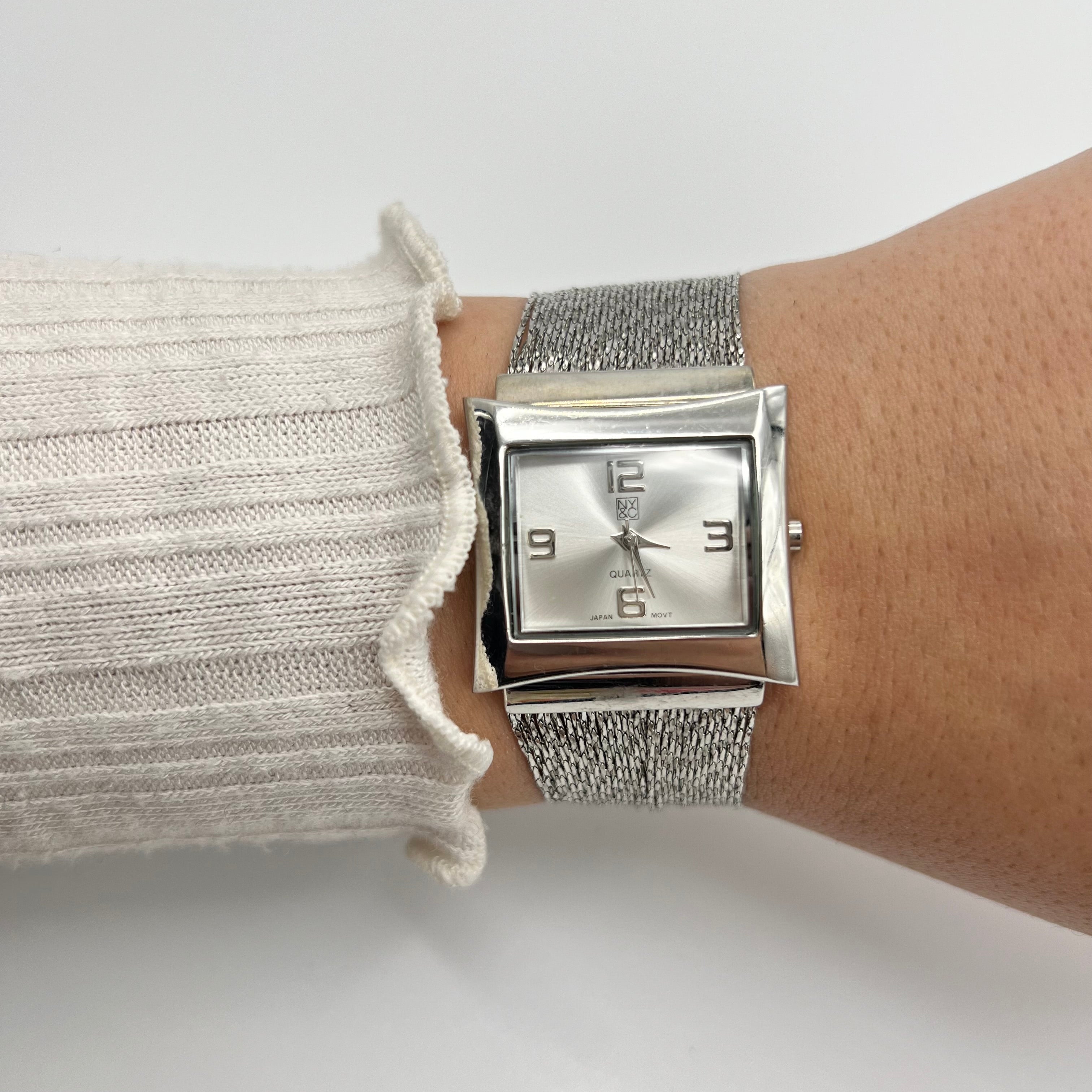 🩶 Silver-Toned Watch with Multi-Thread Strap