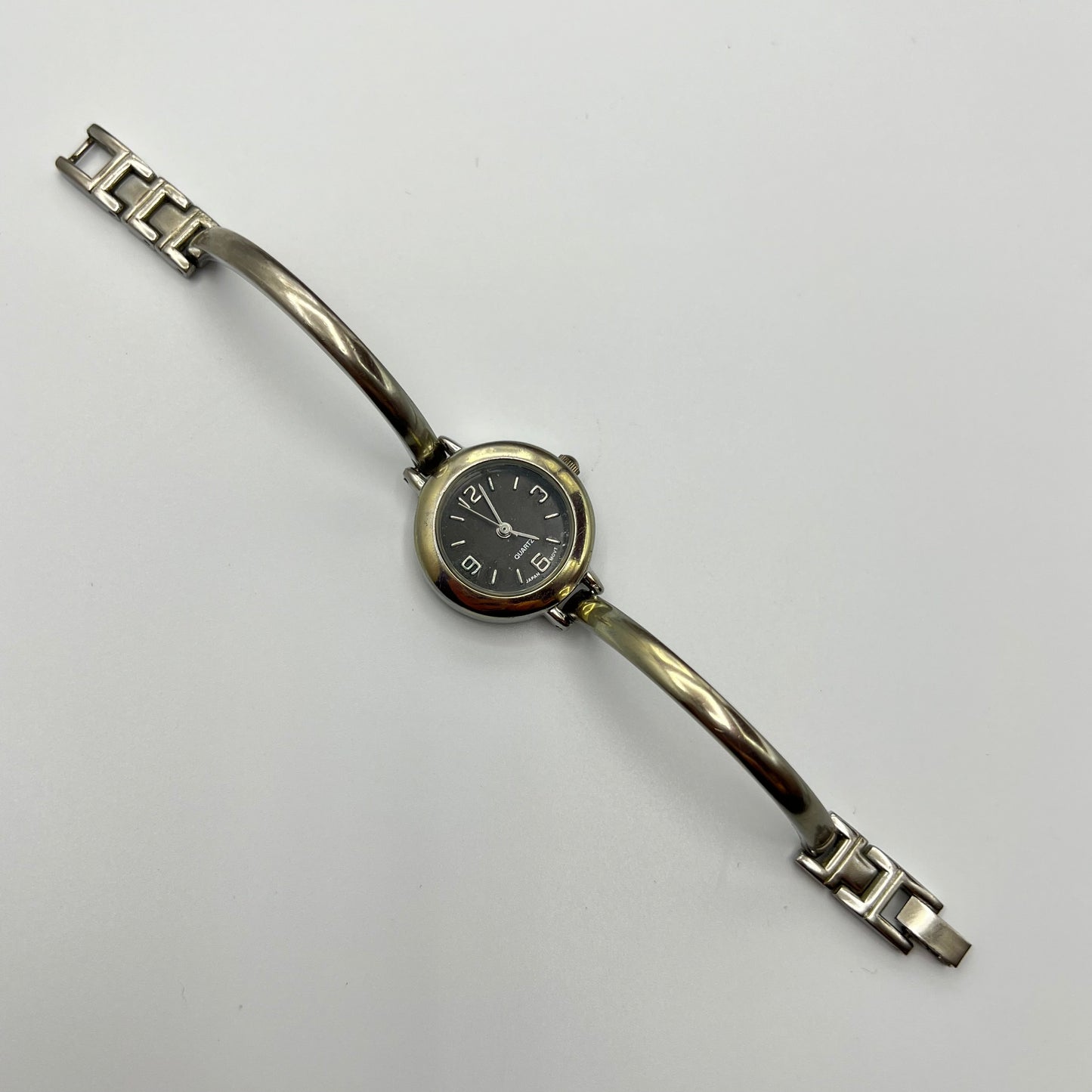 🩶 Silver-Toned Round Dial Watch
