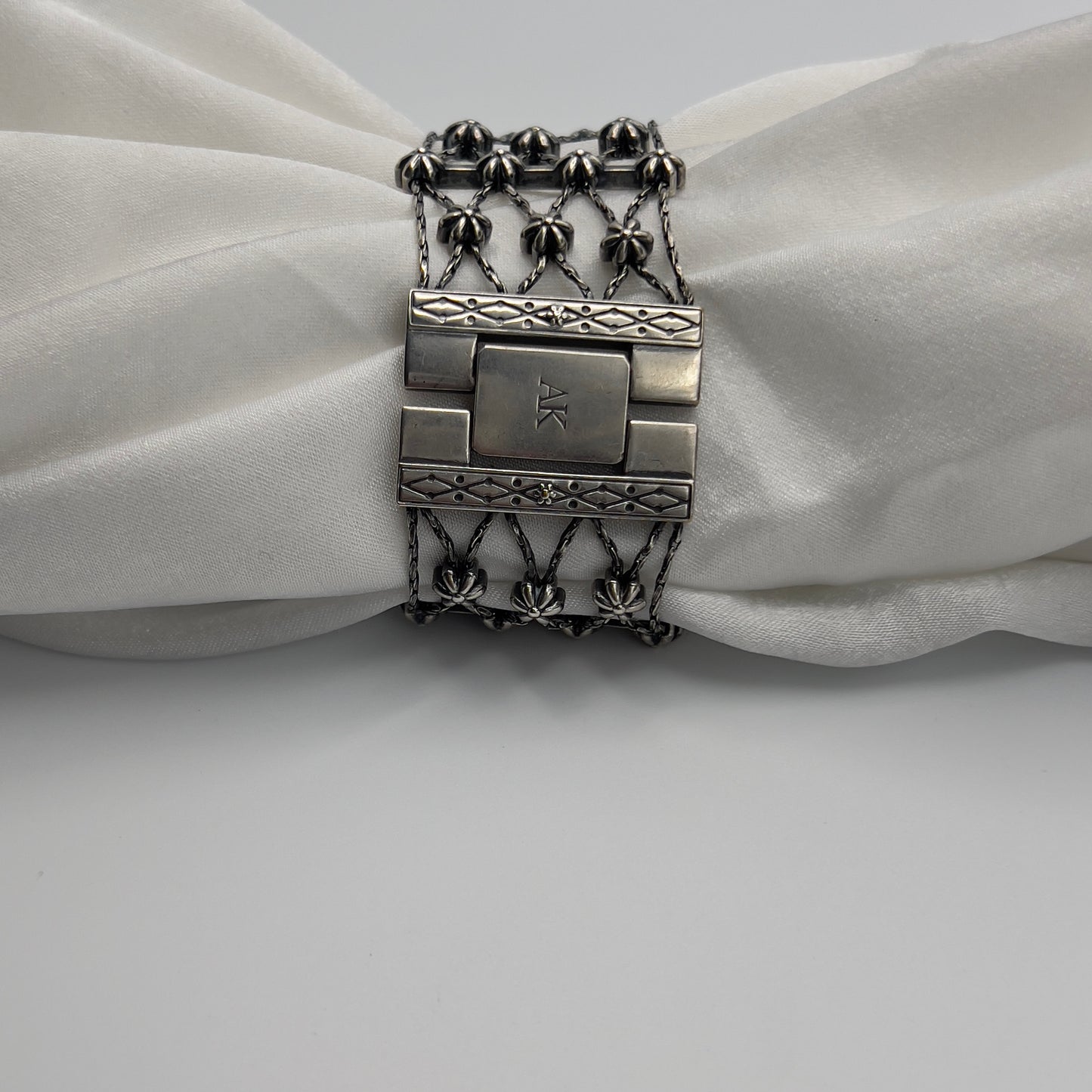 🩶🌸 Silver-Toned Watch with Flower Detailed Strap