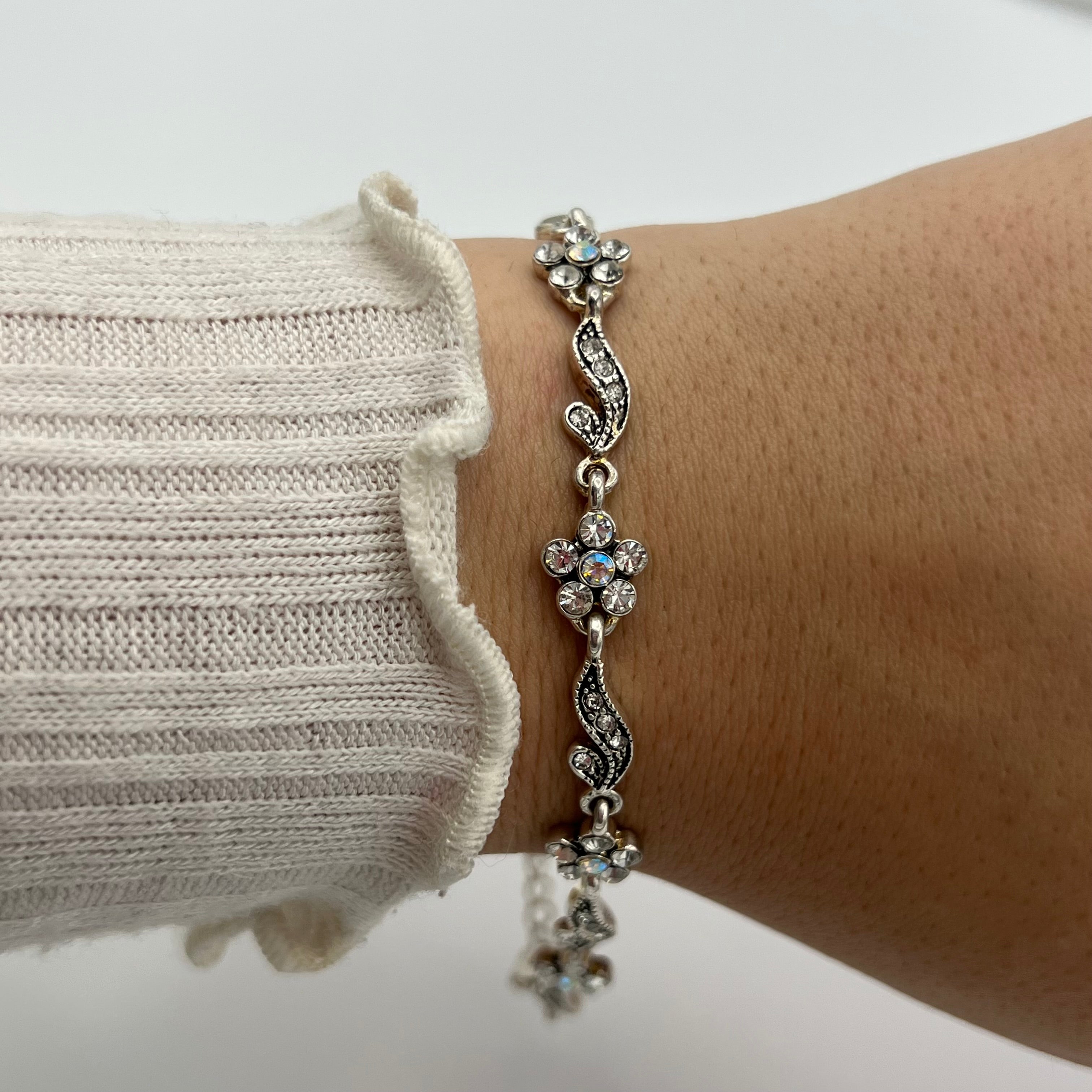 🌸 Silver-Toned Flower Bracelet