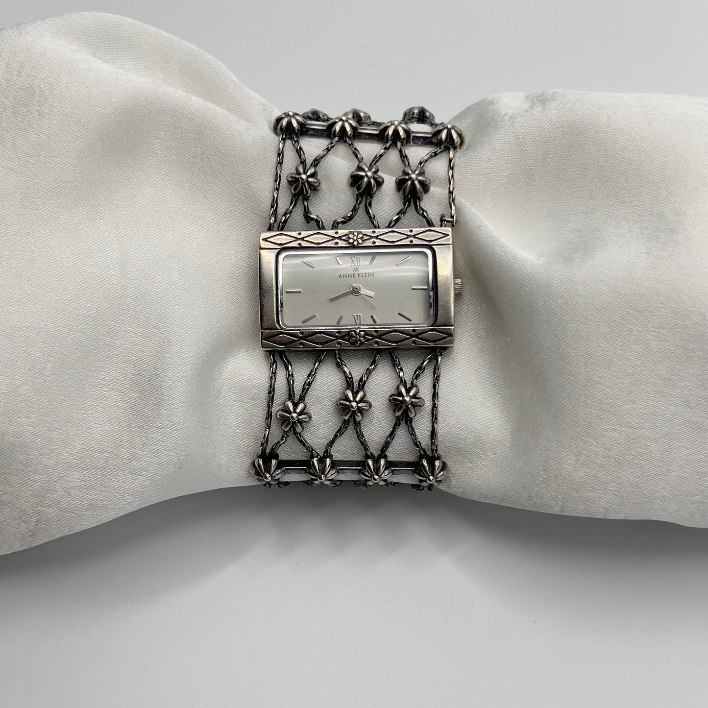 🩶🌸 Silver-Toned Watch with Flower Detailed Strap
