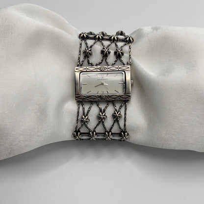 🩶🌸 Silver-Toned Watch with Flower Detailed Strap