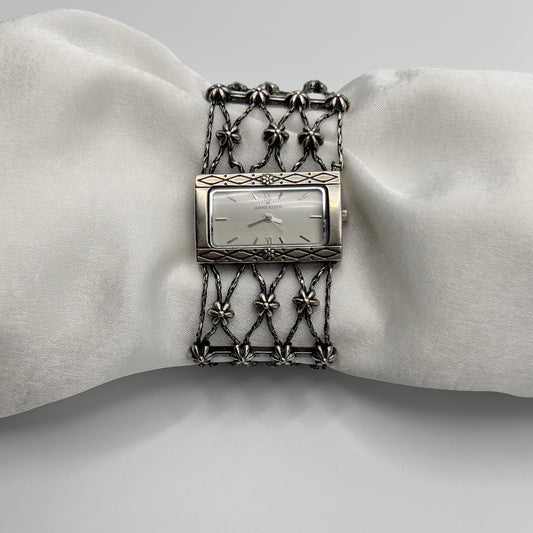 🩶🌸 Silver-Toned Watch with Flower Detailed Strap