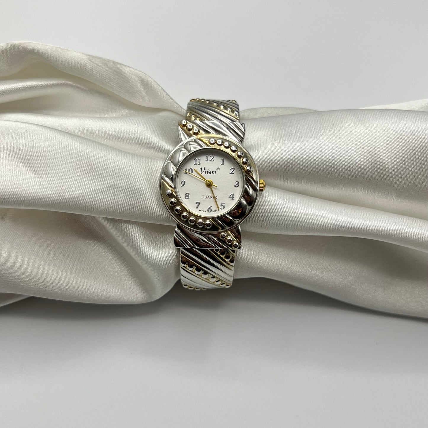 💛🩶 Two-Toned Round Dial Watch
