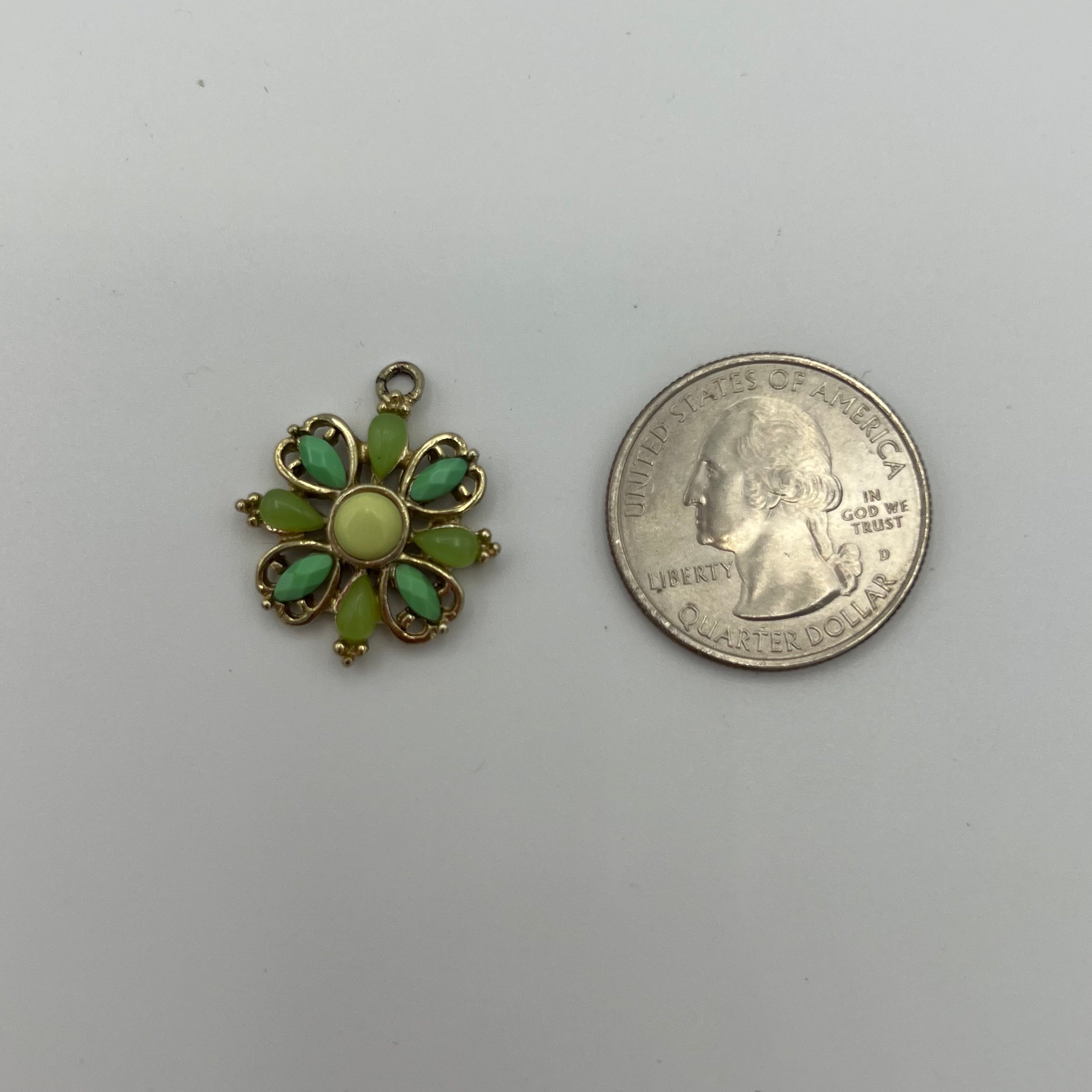 💚 Green Gemstone Flower Charm