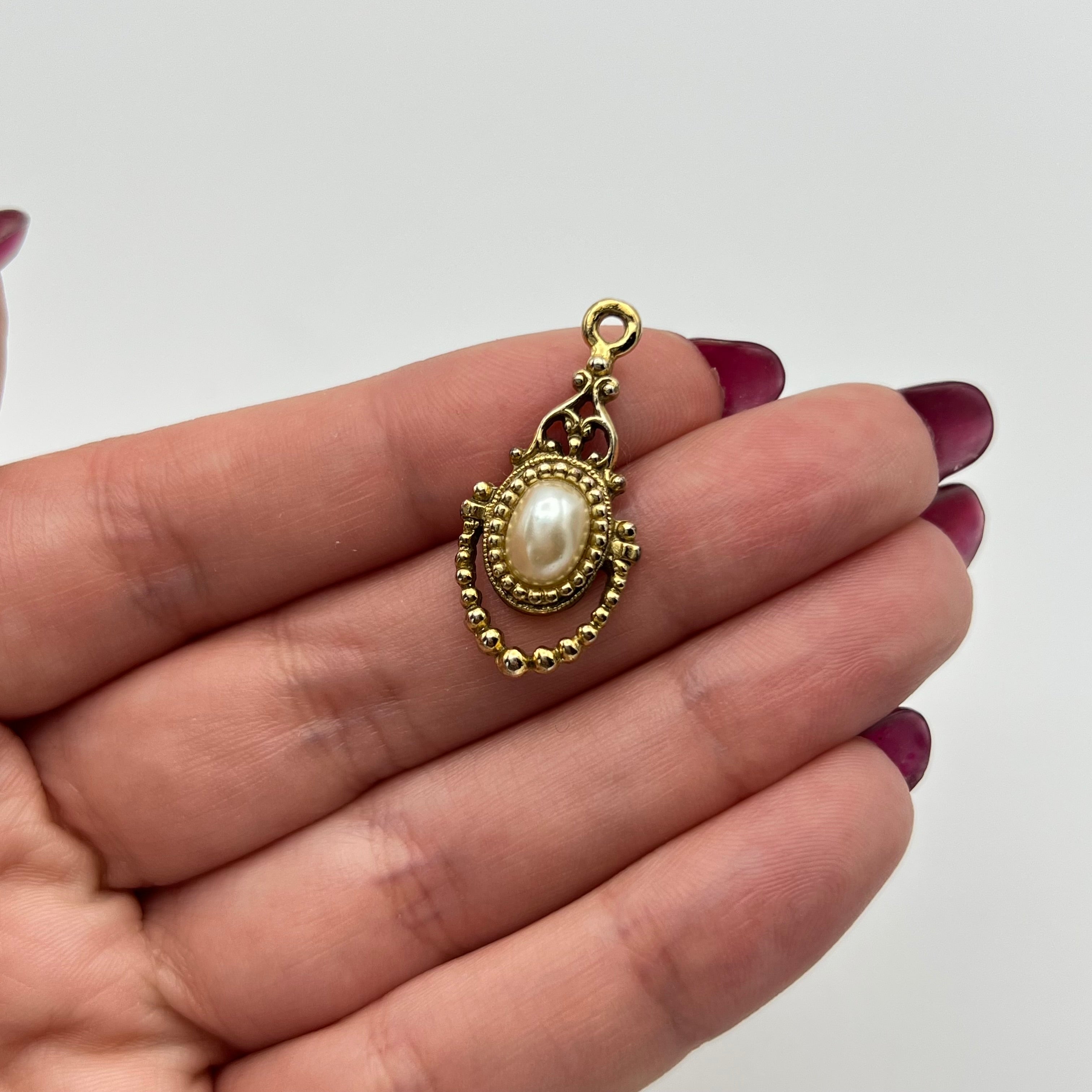 🐚 Intricate Pearl Pendant