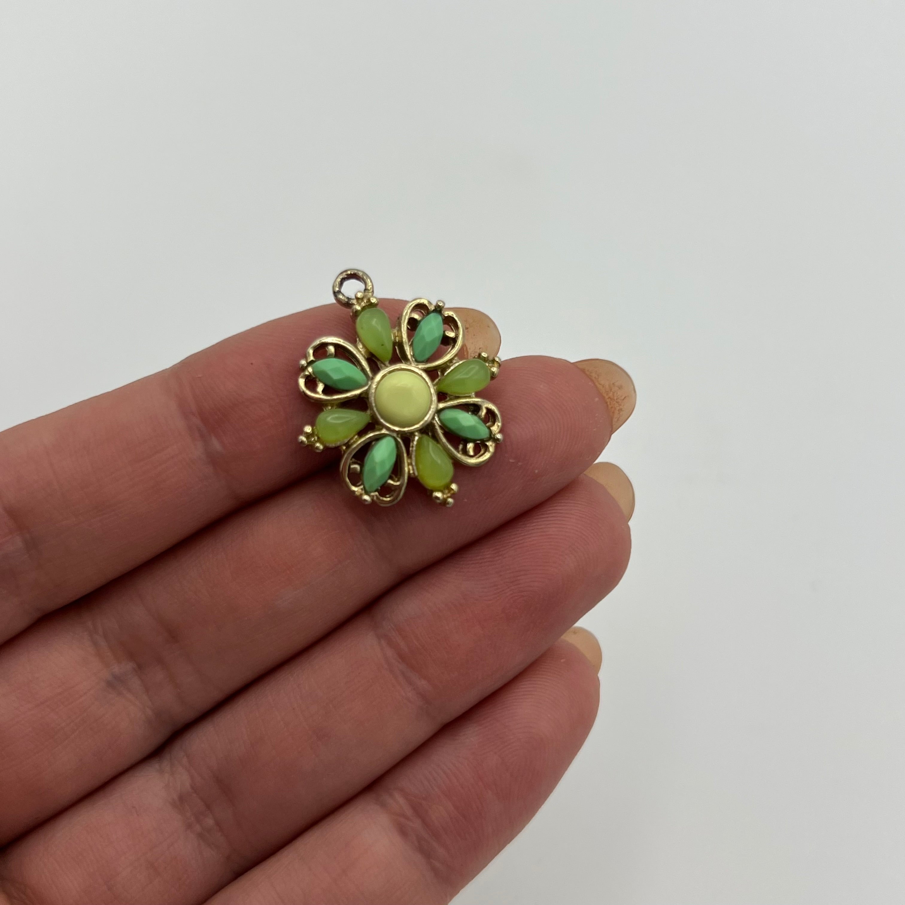 💚 Green Gemstone Flower Charm