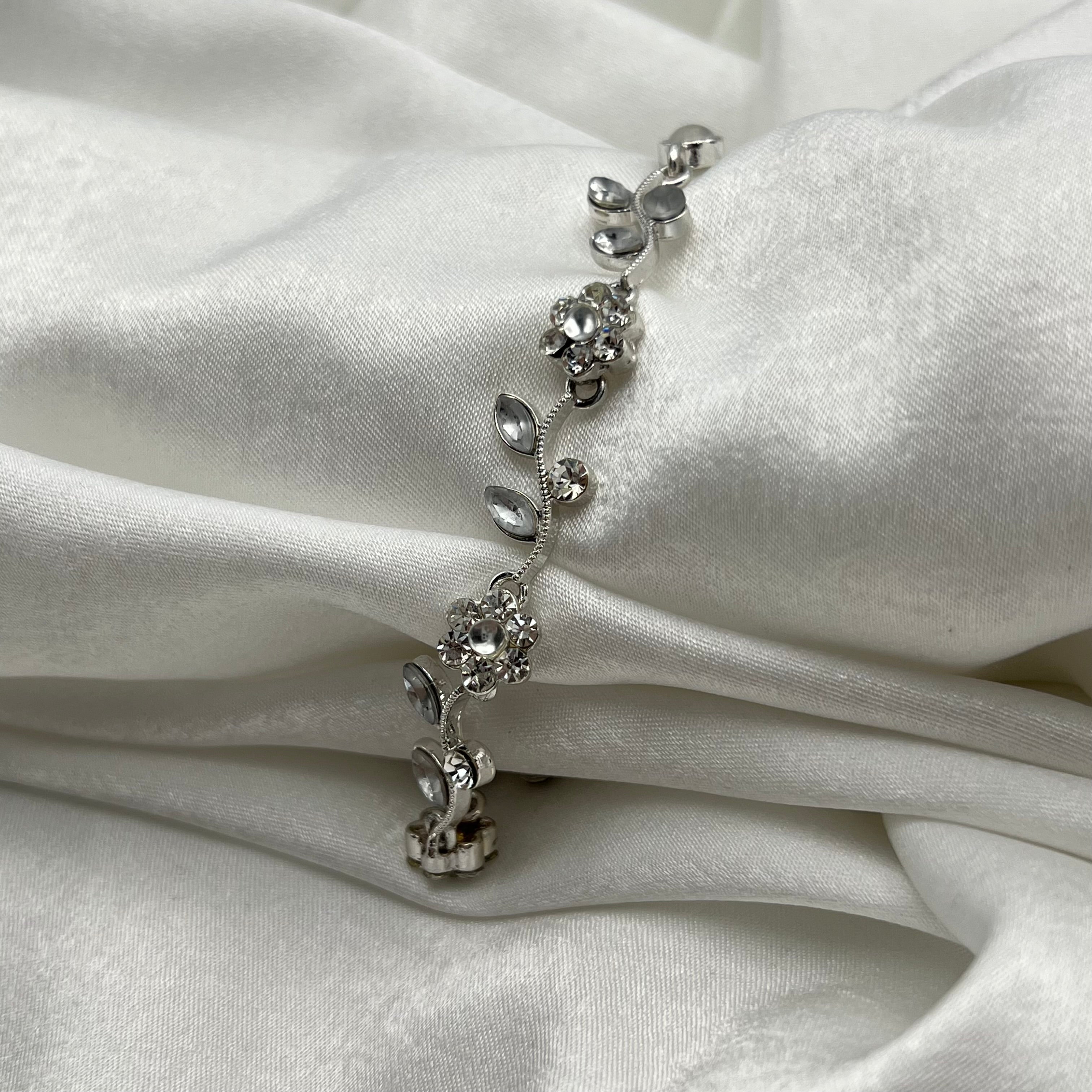 🤍 Silver-Toned Flower Bracelet