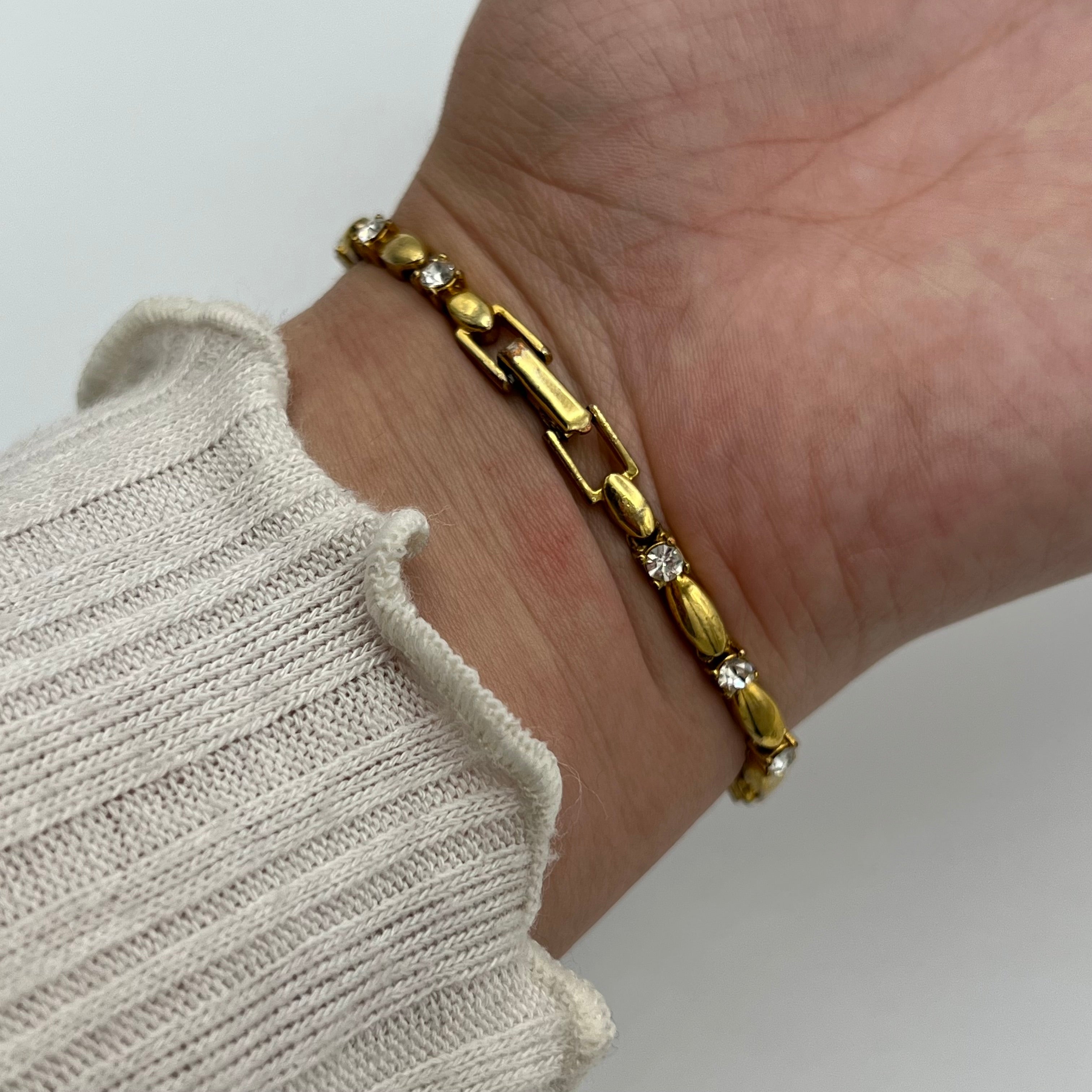 💎 Unique Gold-Toned Bracelet